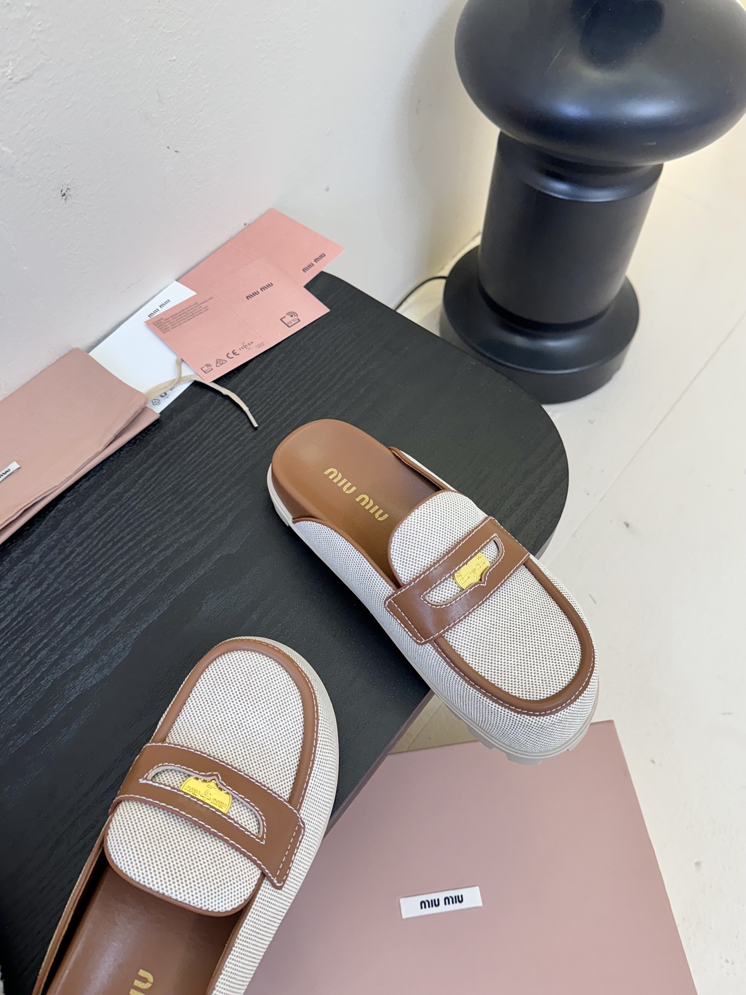 
𝑀𝑖𝑢𝑀𝑖×𝐵𝑎𝑙𝑎𝑛𝑐缪 缪 新款包拖鞋系列上新
★★★★★ 舒适度与时髦度并存的开挂全新系列，设计