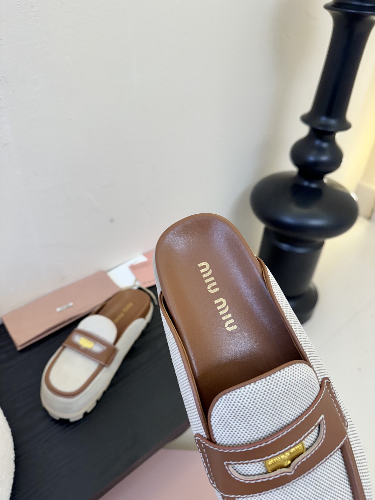 
𝑀𝑖𝑢𝑀𝑖×𝐵𝑎𝑙𝑎𝑛𝑐缪 缪 新款包拖鞋系列上新
★★★★★ 舒适度与时髦度并存的开挂全新系列，设计