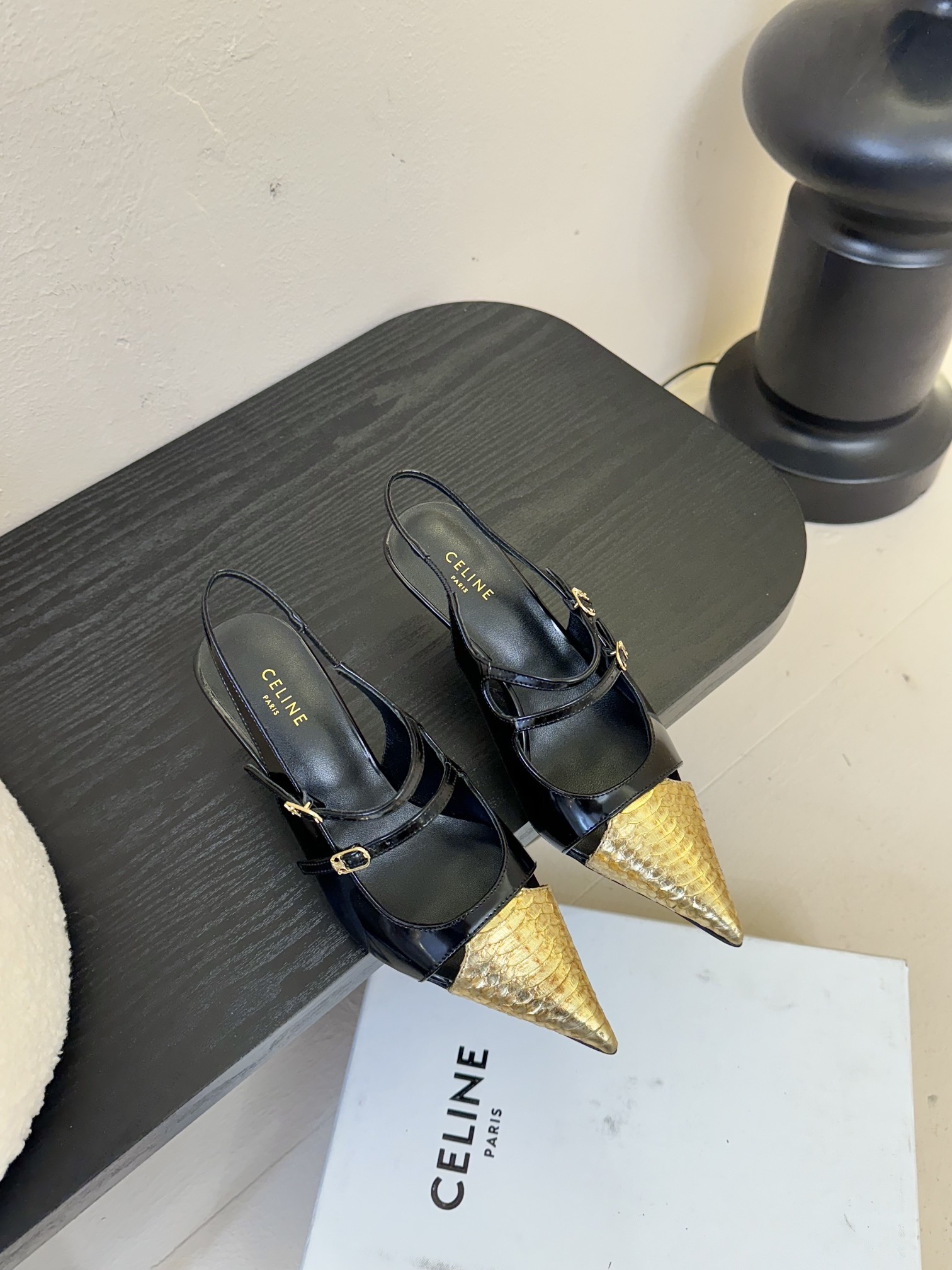 
CELINE/赛琳2025ss夏季新品简易尖头高跟凉鞋～
复古简约又时尚 上脚舒适.百搭.显瘦，超有气