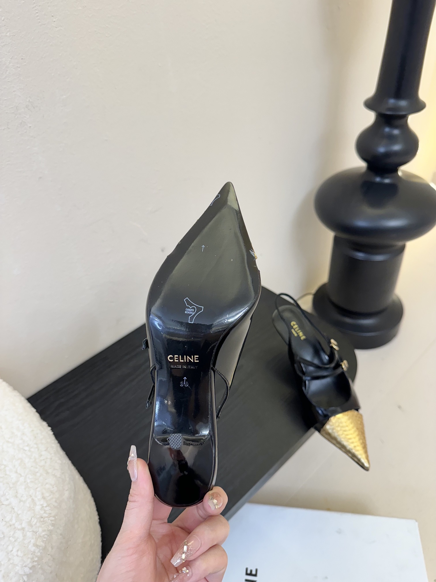 
CELINE/赛琳2025ss夏季新品简易尖头高跟凉鞋～
复古简约又时尚 上脚舒适.百搭.显瘦，超有气