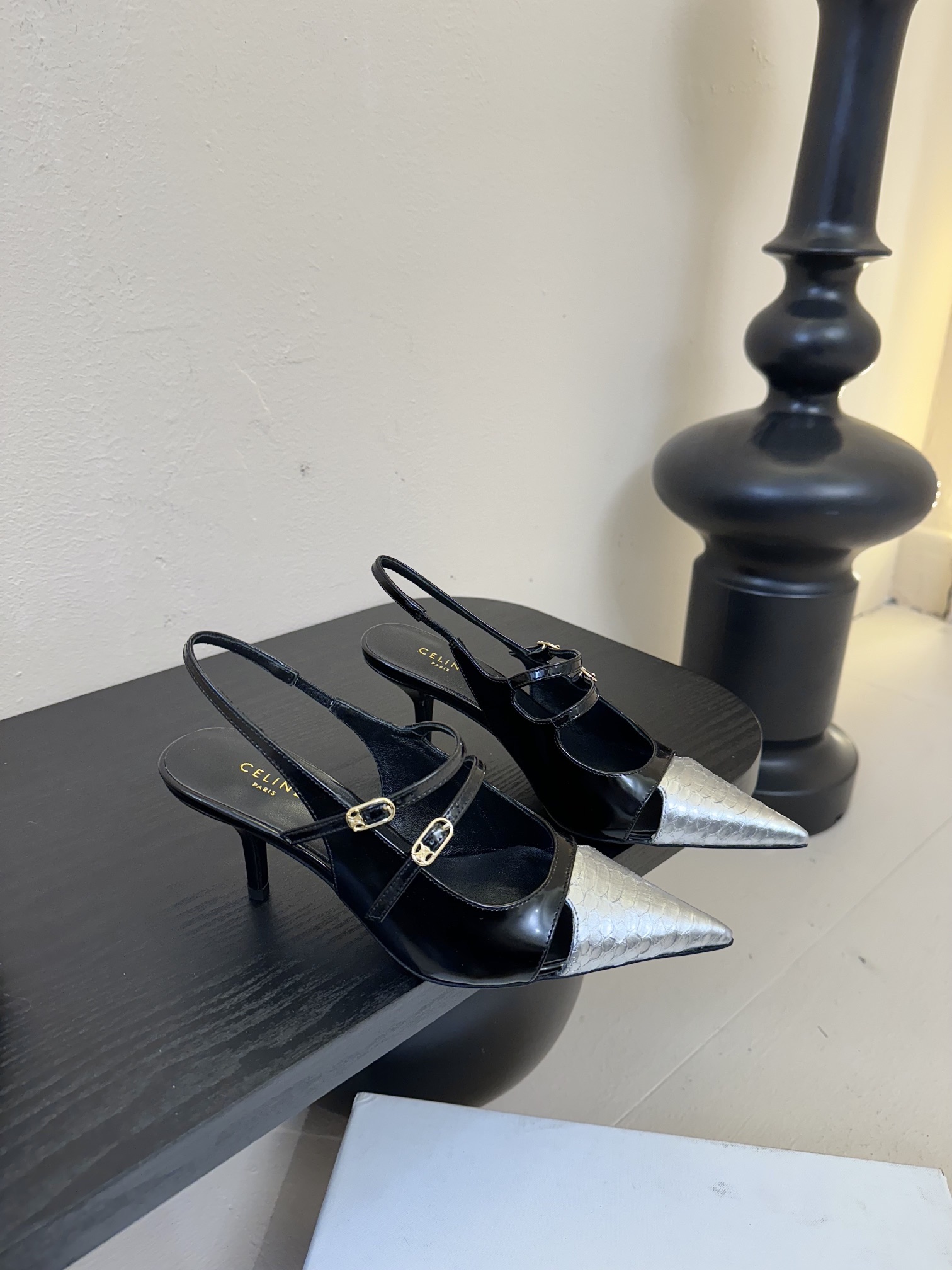 
CELINE/赛琳2025ss夏季新品简易尖头高跟凉鞋～
复古简约又时尚 上脚舒适.百搭.显瘦，超有气