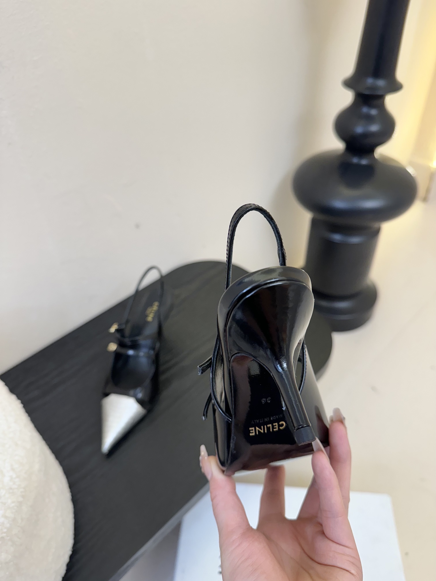 
CELINE/赛琳2025ss夏季新品简易尖头高跟凉鞋～
复古简约又时尚 上脚舒适.百搭.显瘦，超有气