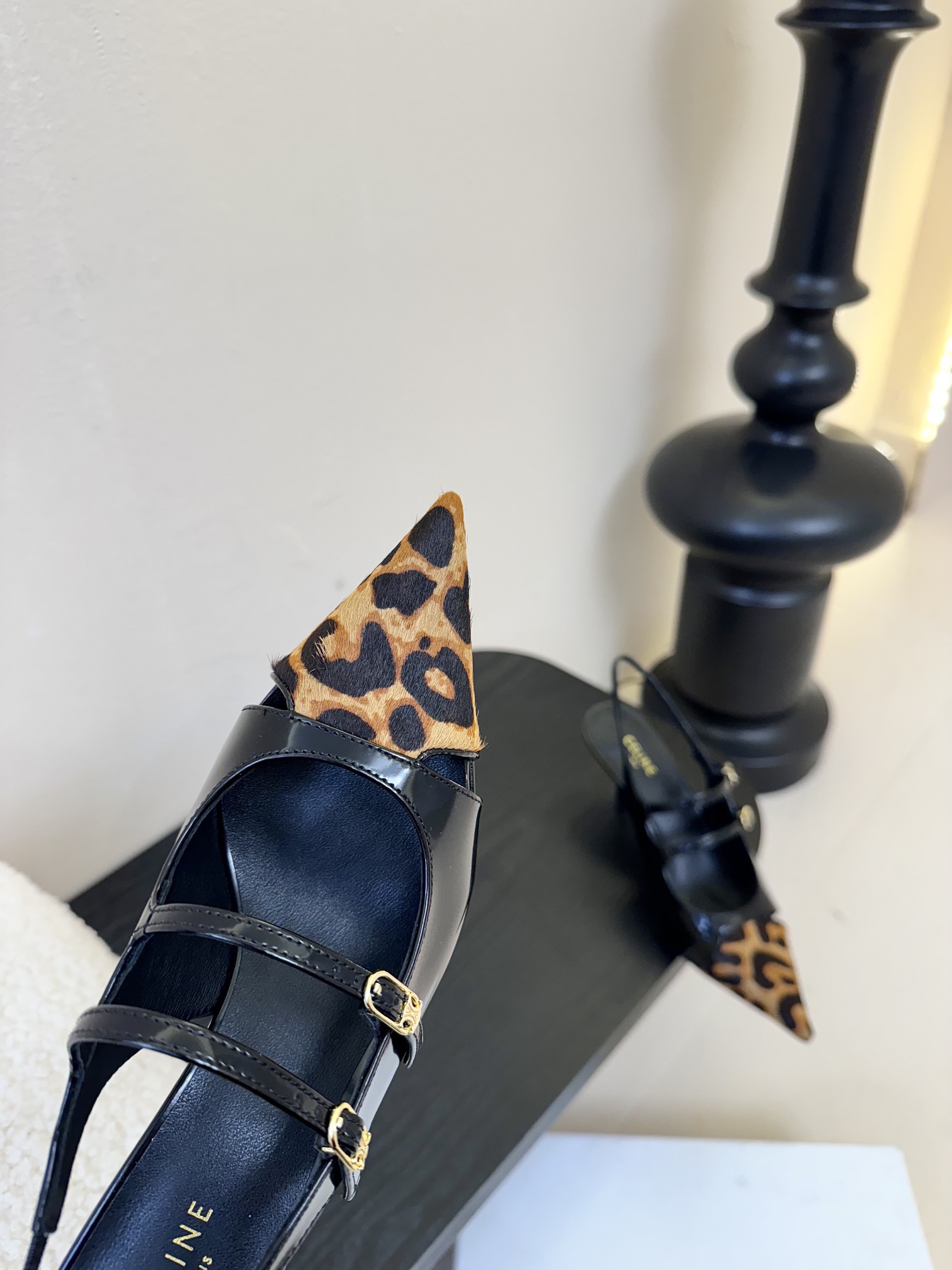 
CELINE/赛琳2025ss夏季新品简易尖头高跟凉鞋～
复古简约又时尚 上脚舒适.百搭.显瘦，超有气