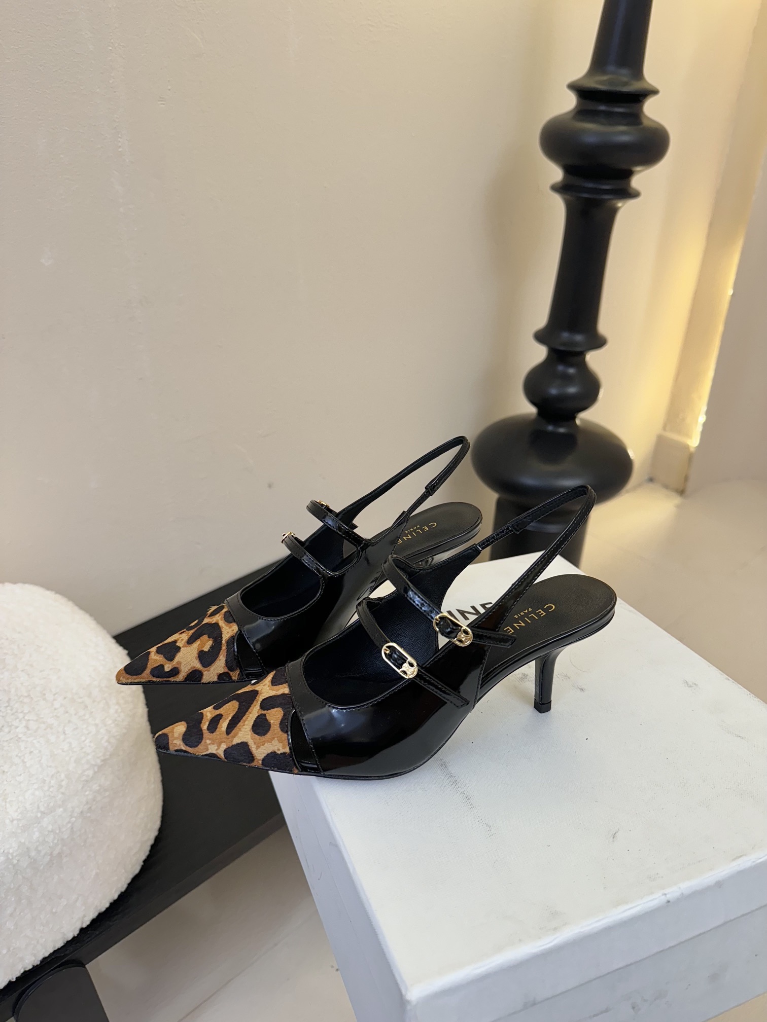 
CELINE/赛琳2025ss夏季新品简易尖头高跟凉鞋～
复古简约又时尚 上脚舒适.百搭.显瘦，超有气