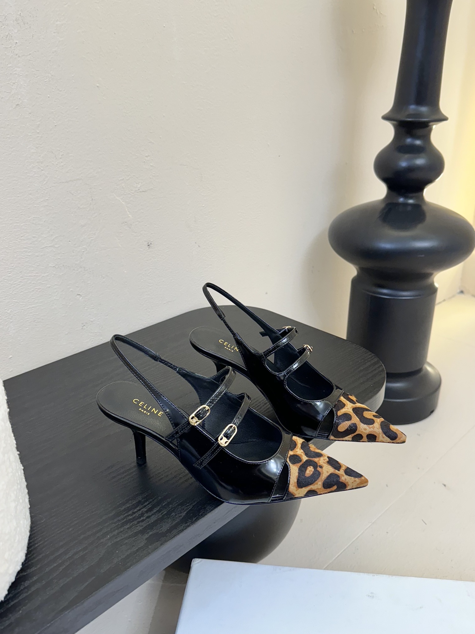 
CELINE/赛琳2025ss夏季新品简易尖头高跟凉鞋～
复古简约又时尚 上脚舒适.百搭.显瘦，超有气