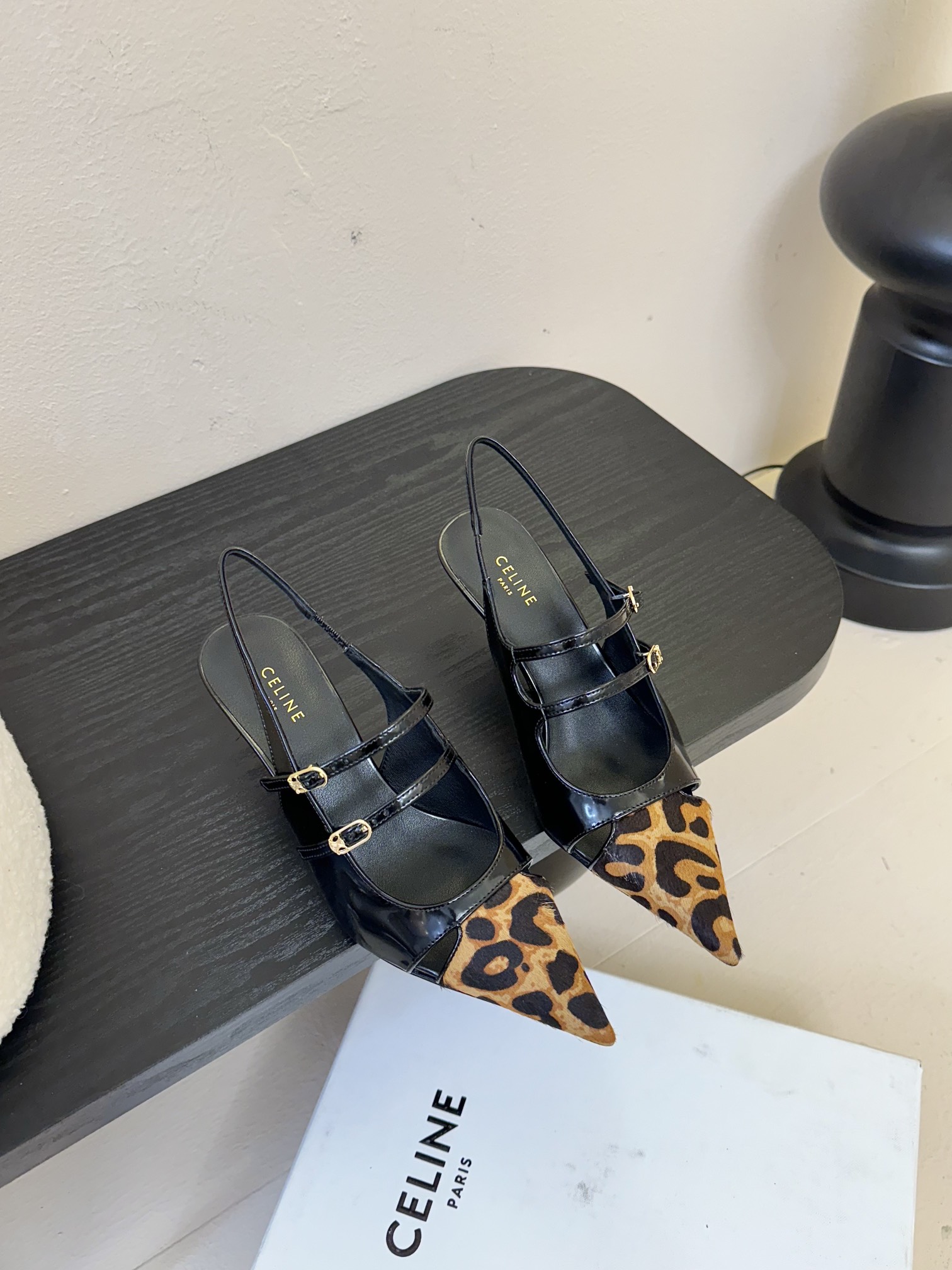 
CELINE/赛琳2025ss夏季新品简易尖头高跟凉鞋～
复古简约又时尚 上脚舒适.百搭.显瘦，超有气