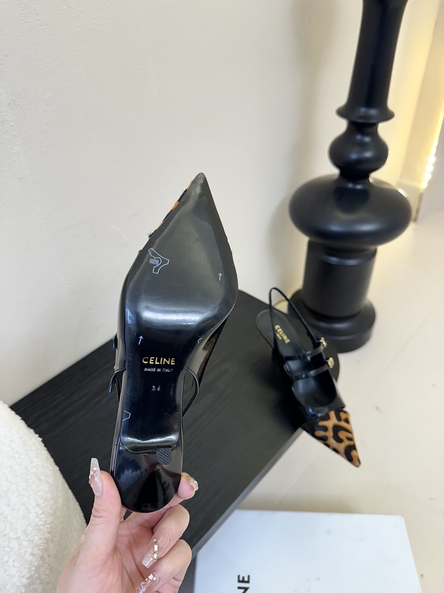 
CELINE/赛琳2025ss夏季新品简易尖头高跟凉鞋～
复古简约又时尚 上脚舒适.百搭.显瘦，超有气