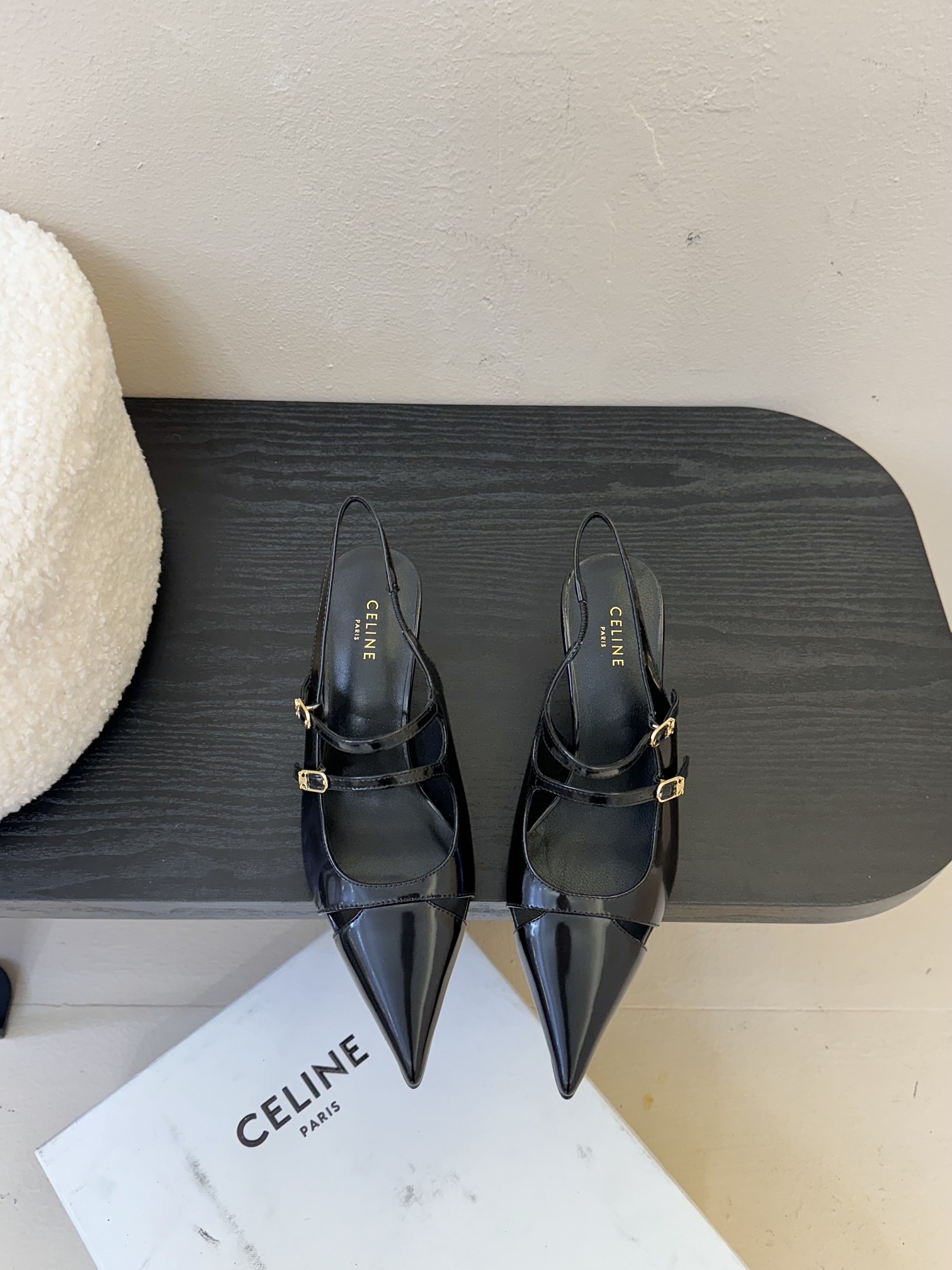
CELINE/赛琳2025ss夏季新品简易尖头高跟凉鞋～
复古简约又时尚 上脚舒适.百搭.显瘦，超有气