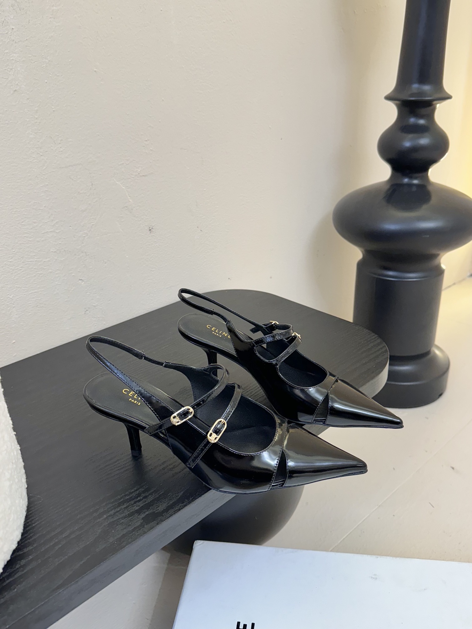 
CELINE/赛琳2025ss夏季新品简易尖头高跟凉鞋～
复古简约又时尚 上脚舒适.百搭.显瘦，超有气
