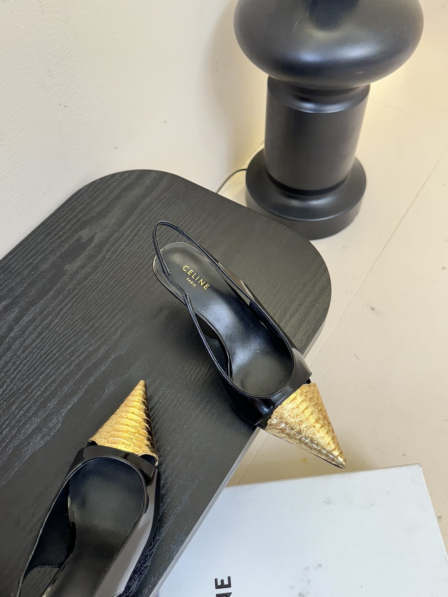 
CELINE/赛琳2025ss夏季新品简易尖头高跟凉鞋～
复古简约又时尚 上脚舒适.百搭.显瘦，超有气