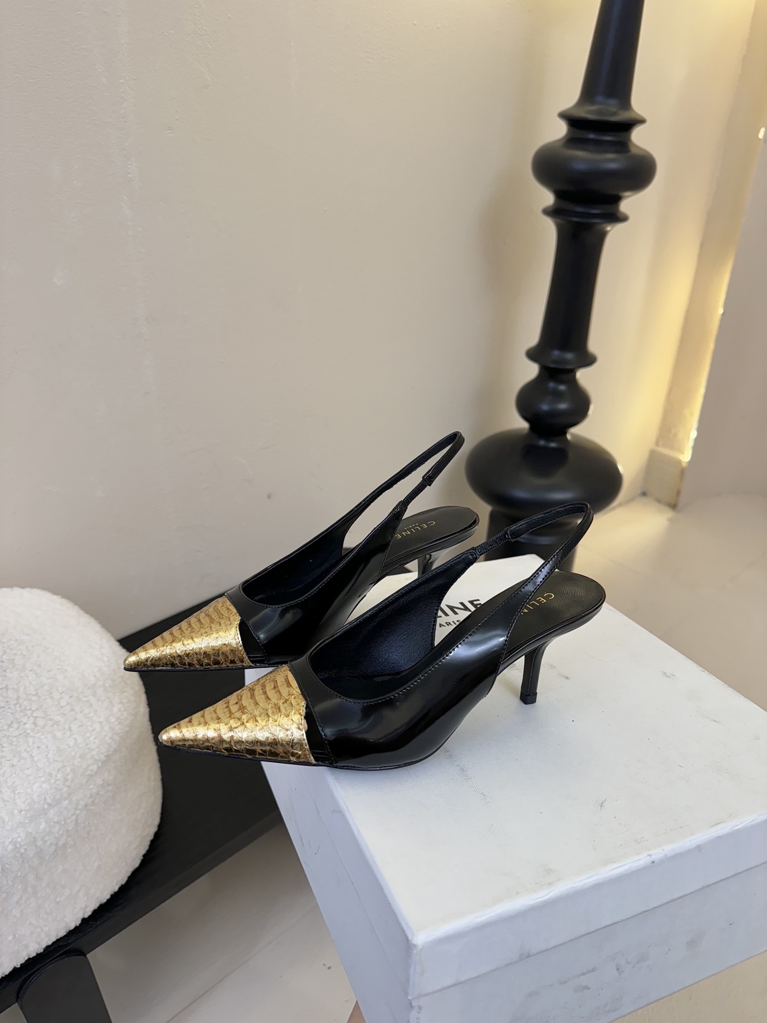 
CELINE/赛琳2025ss夏季新品简易尖头高跟凉鞋～
复古简约又时尚 上脚舒适.百搭.显瘦，超有气