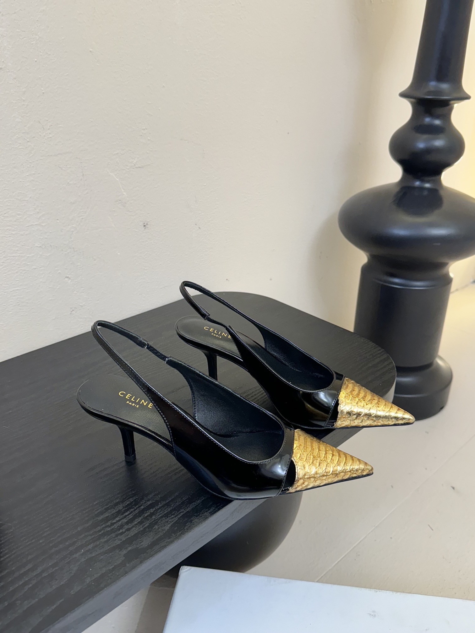 
CELINE/赛琳2025ss夏季新品简易尖头高跟凉鞋～
复古简约又时尚 上脚舒适.百搭.显瘦，超有气