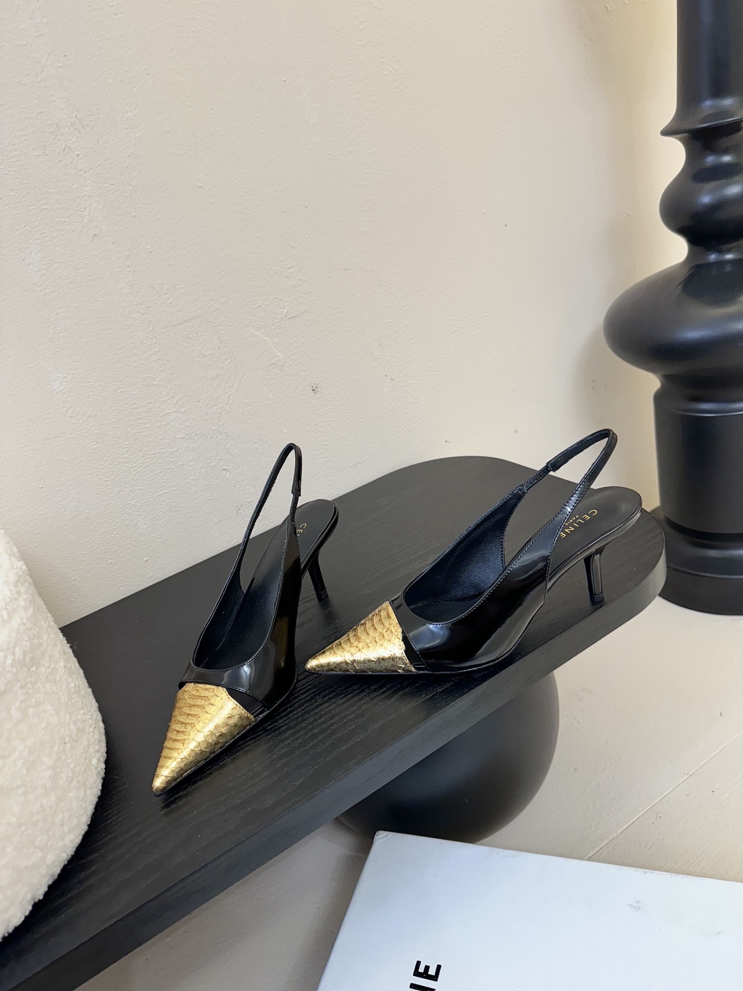 
CELINE/赛琳2025ss夏季新品简易尖头高跟凉鞋～
复古简约又时尚 上脚舒适.百搭.显瘦，超有气