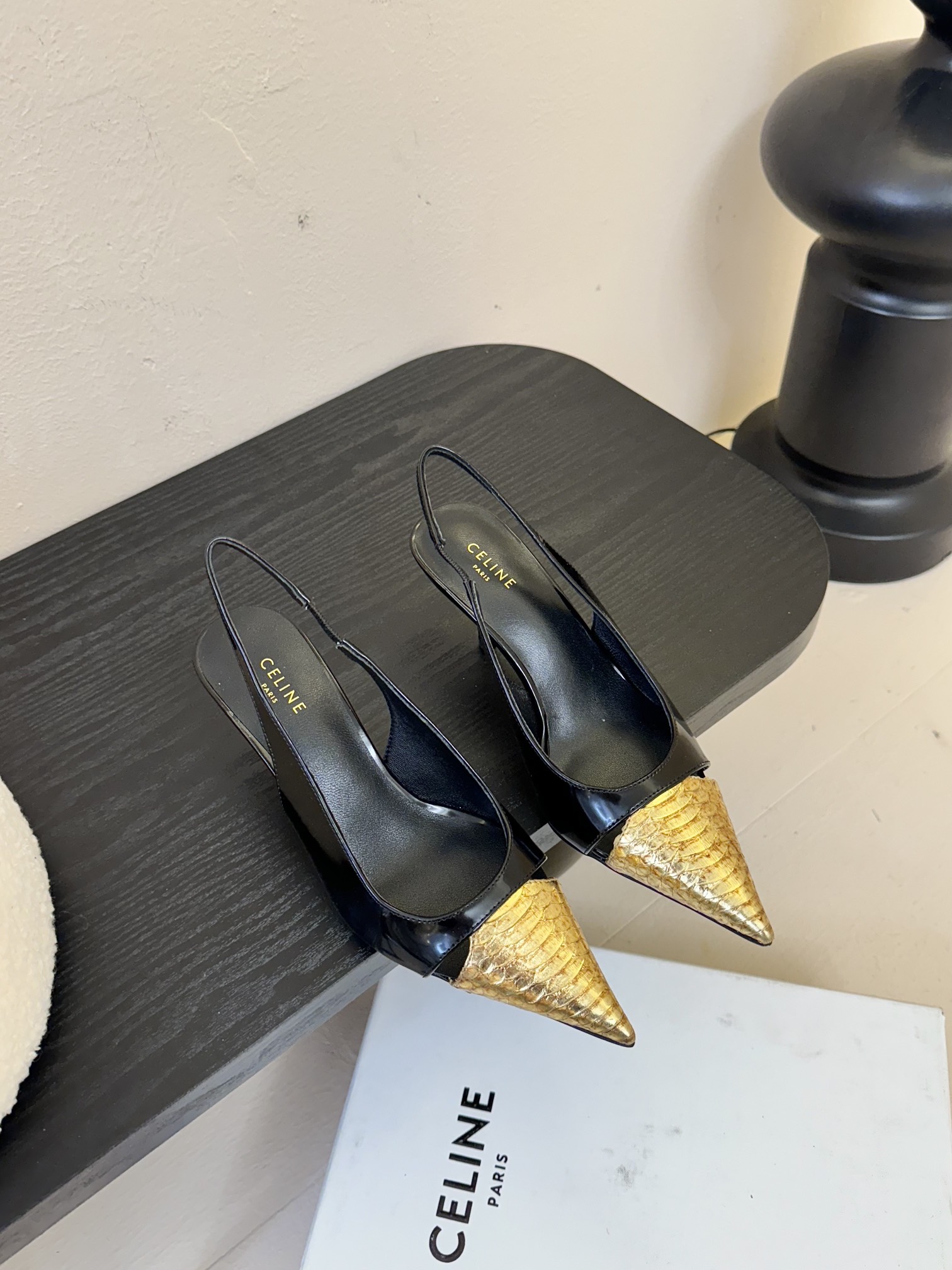 
CELINE/赛琳2025ss夏季新品简易尖头高跟凉鞋～
复古简约又时尚 上脚舒适.百搭.显瘦，超有气