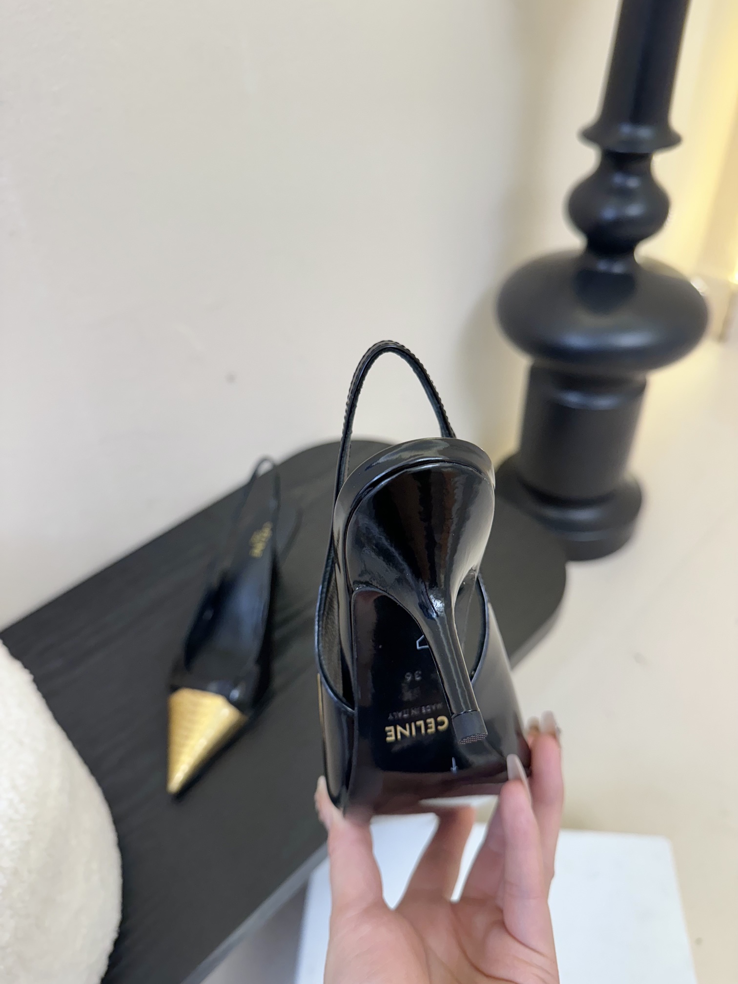 
CELINE/赛琳2025ss夏季新品简易尖头高跟凉鞋～
复古简约又时尚 上脚舒适.百搭.显瘦，超有气