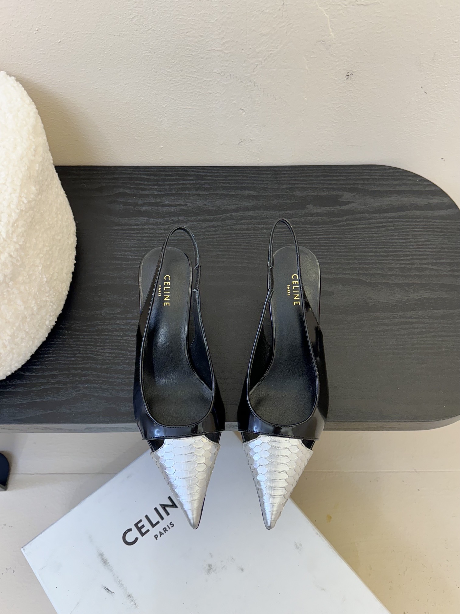 
CELINE/赛琳2025ss夏季新品简易尖头高跟凉鞋～
复古简约又时尚 上脚舒适.百搭.显瘦，超有气