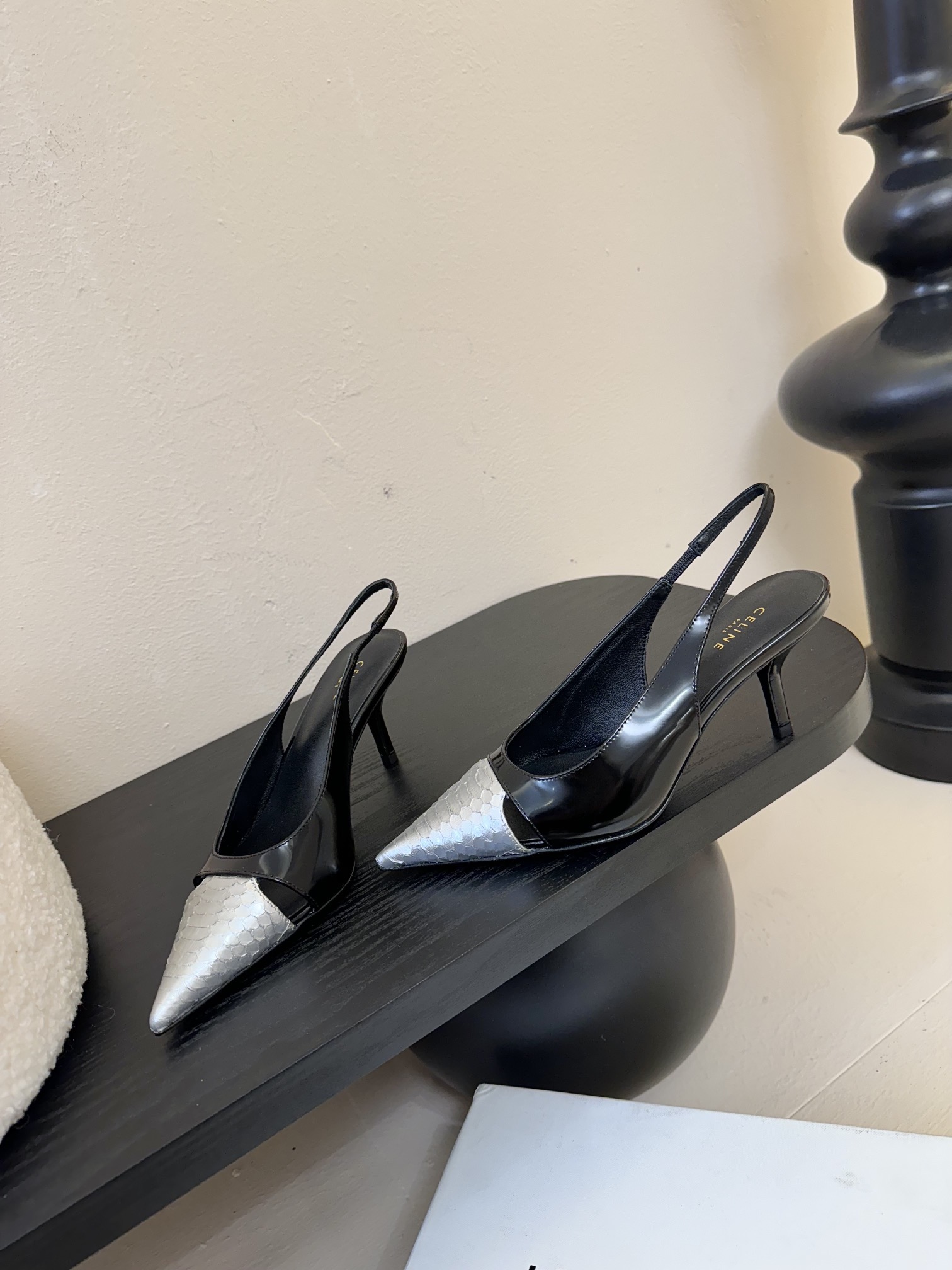 
CELINE/赛琳2025ss夏季新品简易尖头高跟凉鞋～
复古简约又时尚 上脚舒适.百搭.显瘦，超有气