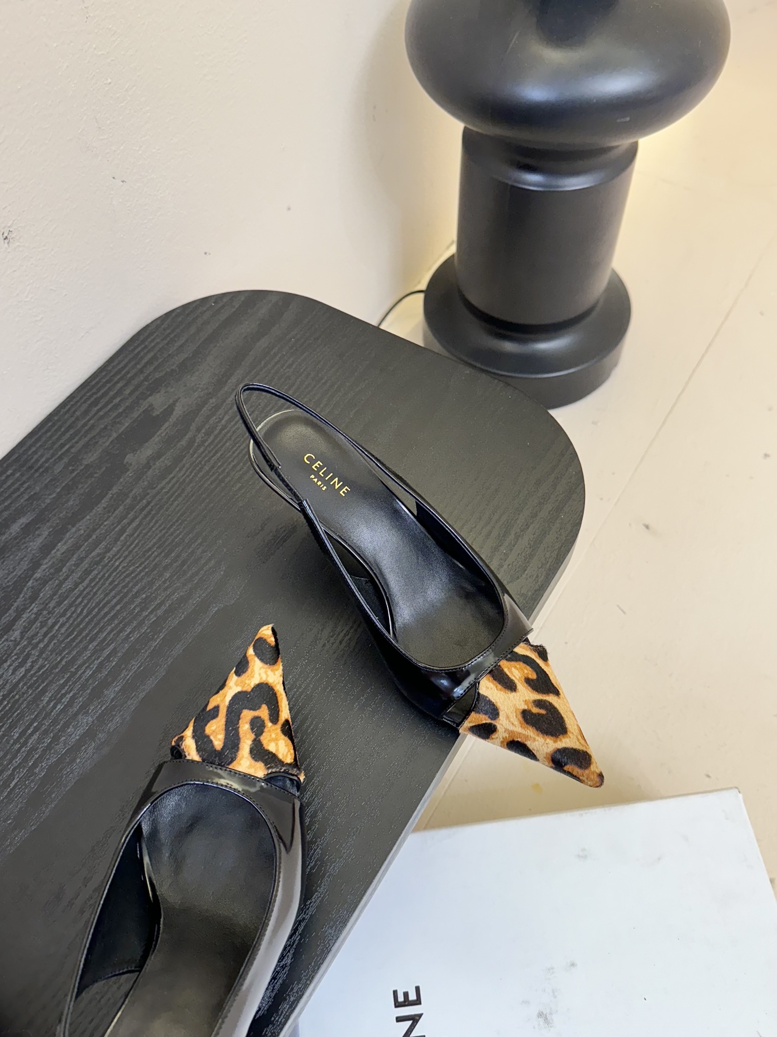 
CELINE/赛琳2025ss夏季新品简易尖头高跟凉鞋～
复古简约又时尚 上脚舒适.百搭.显瘦，超有气