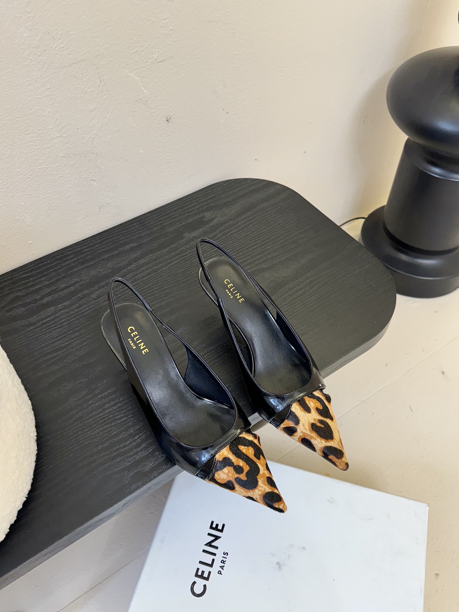 
CELINE/赛琳2025ss夏季新品简易尖头高跟凉鞋～
复古简约又时尚 上脚舒适.百搭.显瘦，超有气