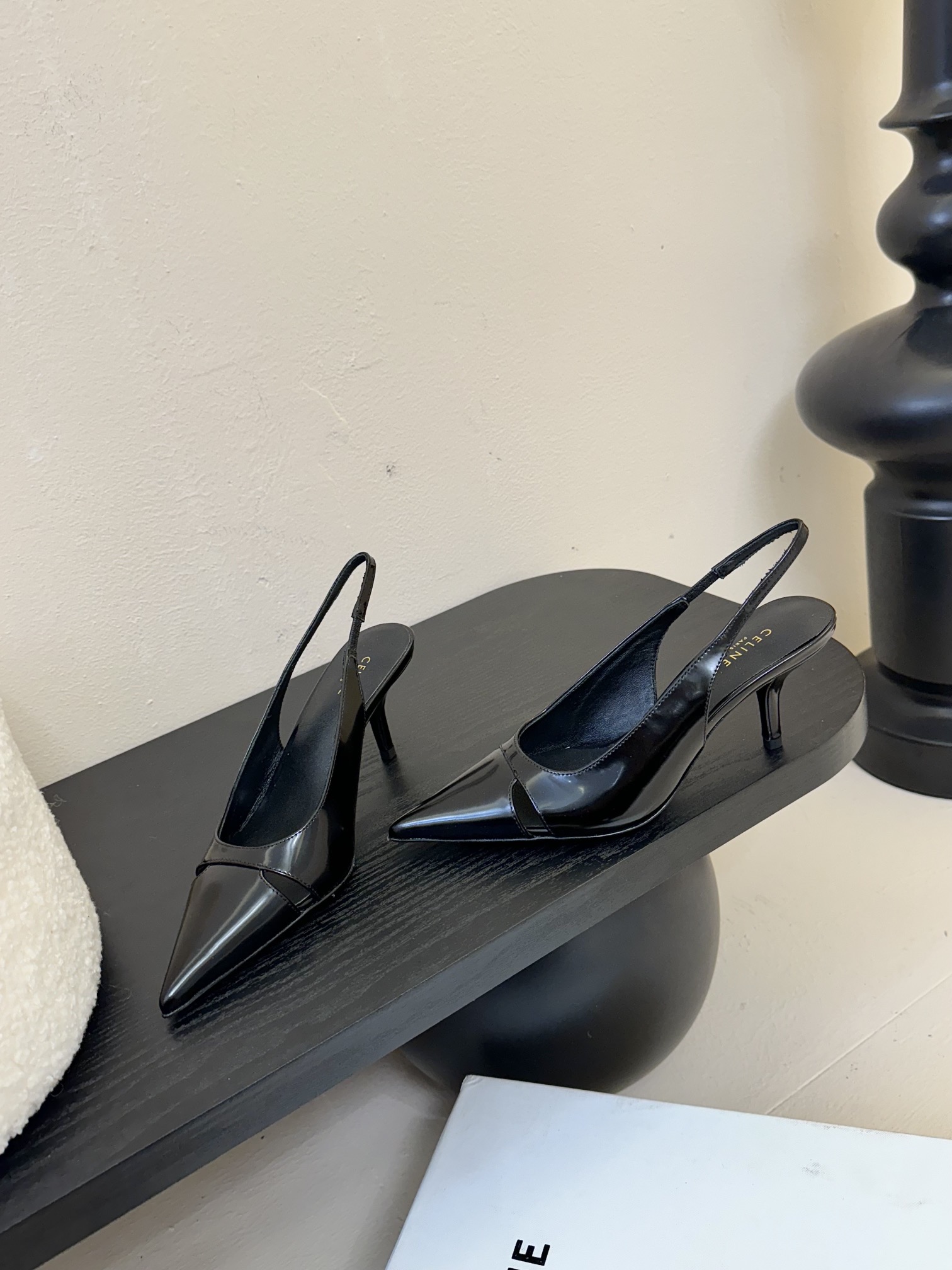 
CELINE/赛琳2025ss夏季新品简易尖头高跟凉鞋～
复古简约又时尚 上脚舒适.百搭.显瘦，超有气