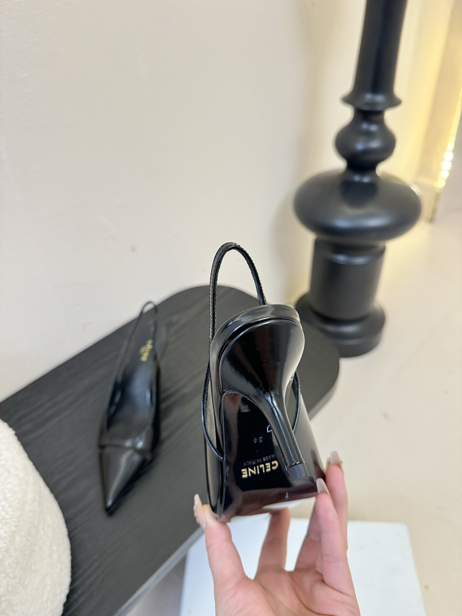 
CELINE/赛琳2025ss夏季新品简易尖头高跟凉鞋～
复古简约又时尚 上脚舒适.百搭.显瘦，超有气