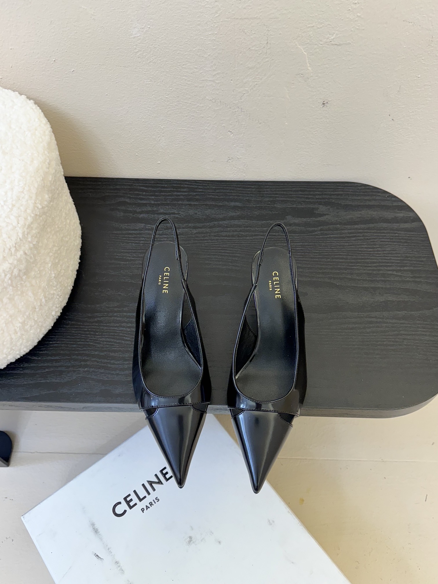 
CELINE/赛琳2025ss夏季新品简易尖头高跟凉鞋～
复古简约又时尚 上脚舒适.百搭.显瘦，超有气
