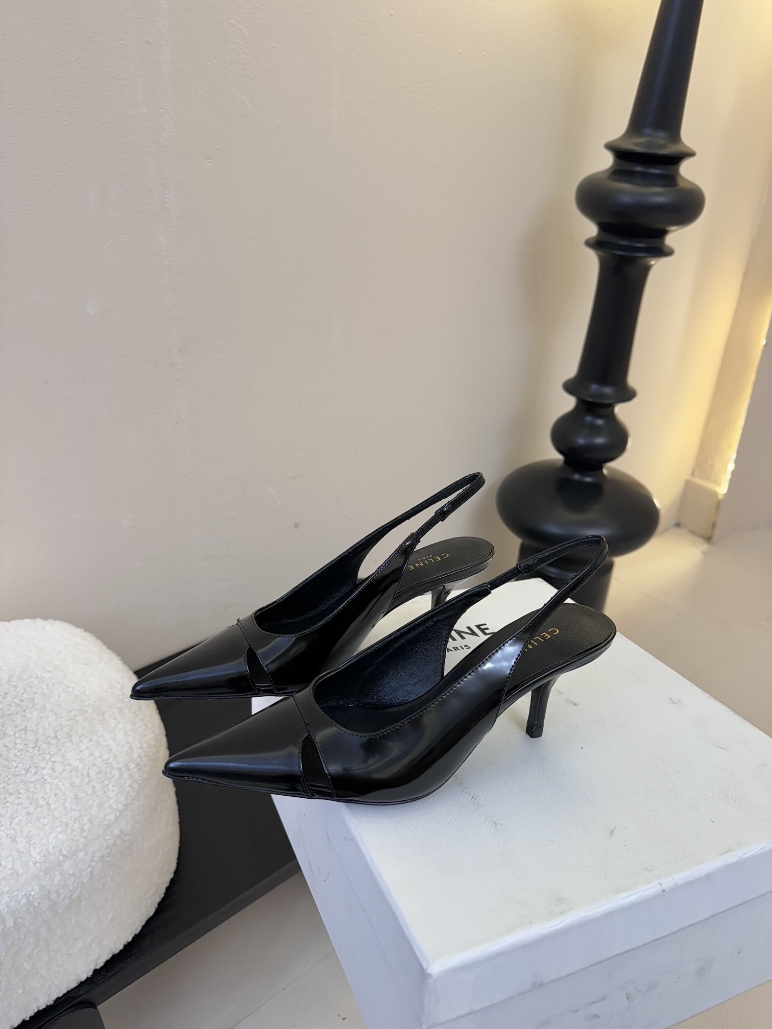 
CELINE/赛琳2025ss夏季新品简易尖头高跟凉鞋～
复古简约又时尚 上脚舒适.百搭.显瘦，超有气