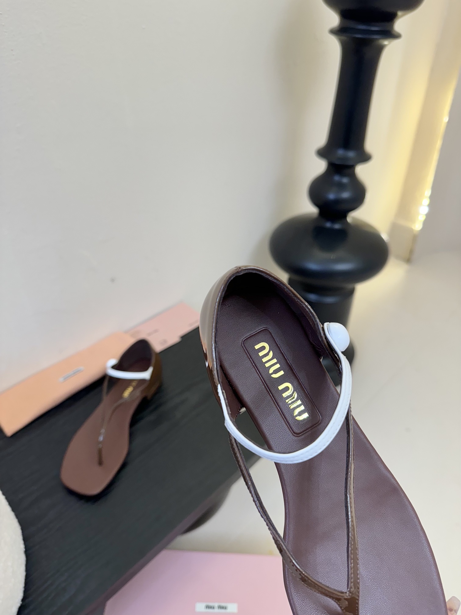 
Miu Mi* 25ss 春夏新款走秀MiuMiu 玛丽珍夹脚凉鞋

秀场工艺来自Miu Miu系列的