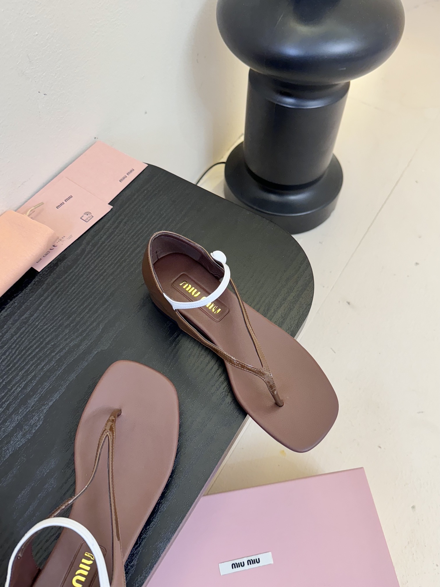 
Miu Mi* 25ss 春夏新款走秀MiuMiu 玛丽珍夹脚凉鞋

秀场工艺来自Miu Miu系列的