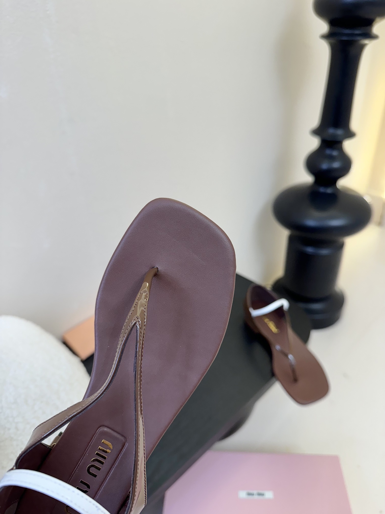 
Miu Mi* 25ss 春夏新款走秀MiuMiu 玛丽珍夹脚凉鞋

秀场工艺来自Miu Miu系列的