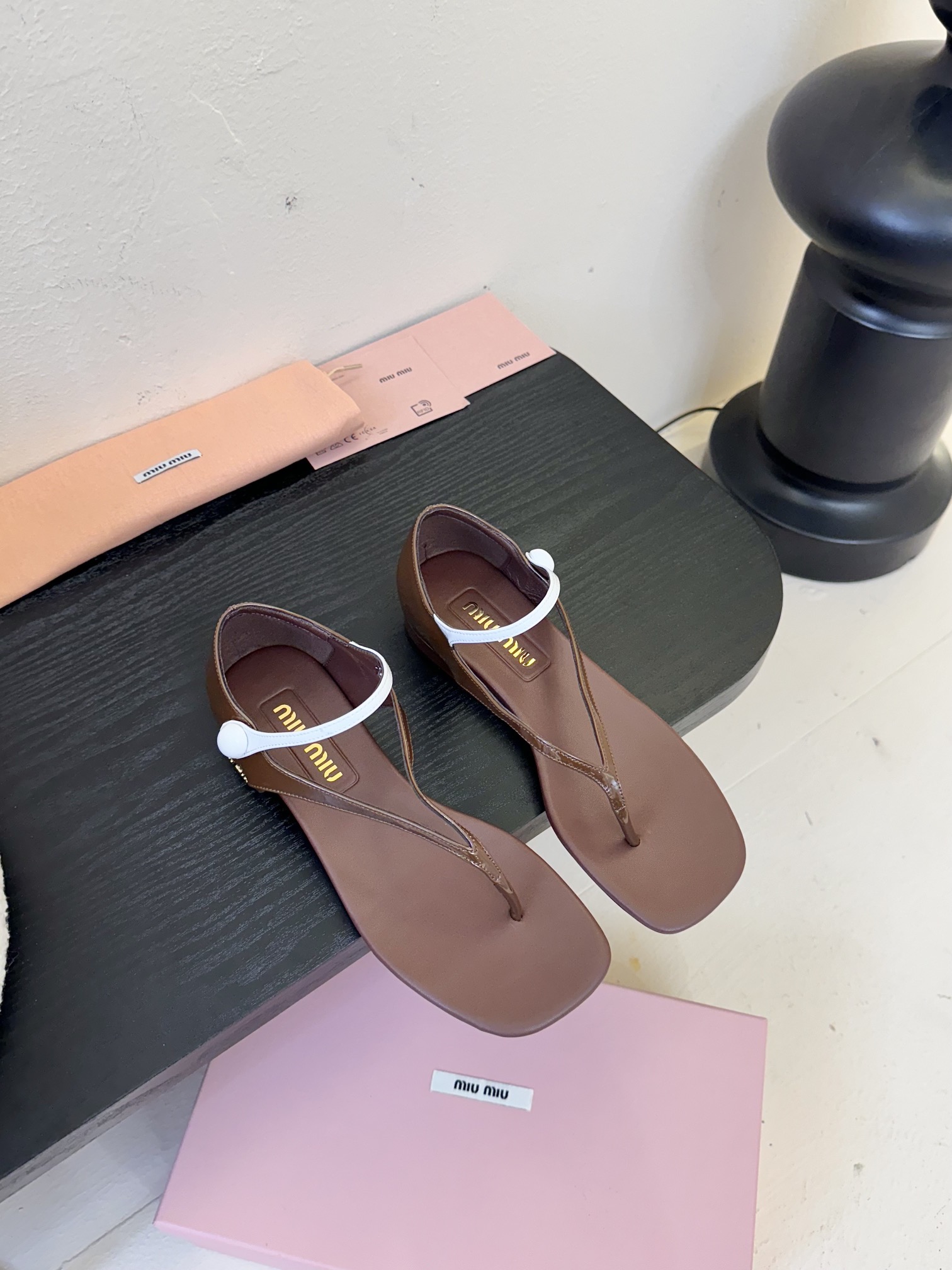 
Miu Mi* 25ss 春夏新款走秀MiuMiu 玛丽珍夹脚凉鞋

秀场工艺来自Miu Miu系列的