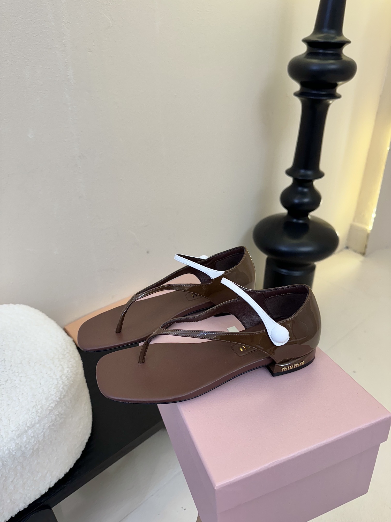 
Miu Mi* 25ss 春夏新款走秀MiuMiu 玛丽珍夹脚凉鞋

秀场工艺来自Miu Miu系列的