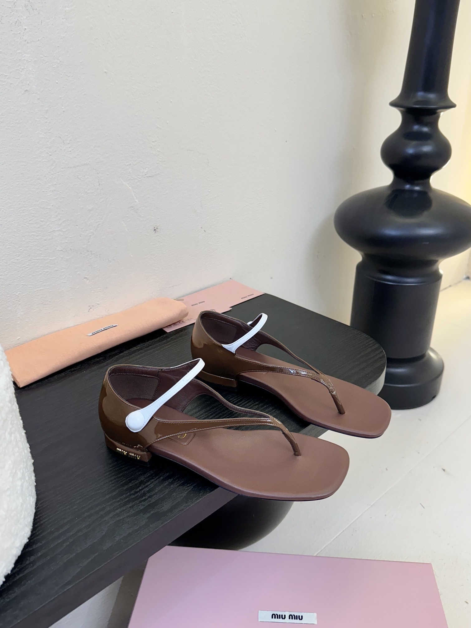 
Miu Mi* 25ss 春夏新款走秀MiuMiu 玛丽珍夹脚凉鞋

秀场工艺来自Miu Miu系列的