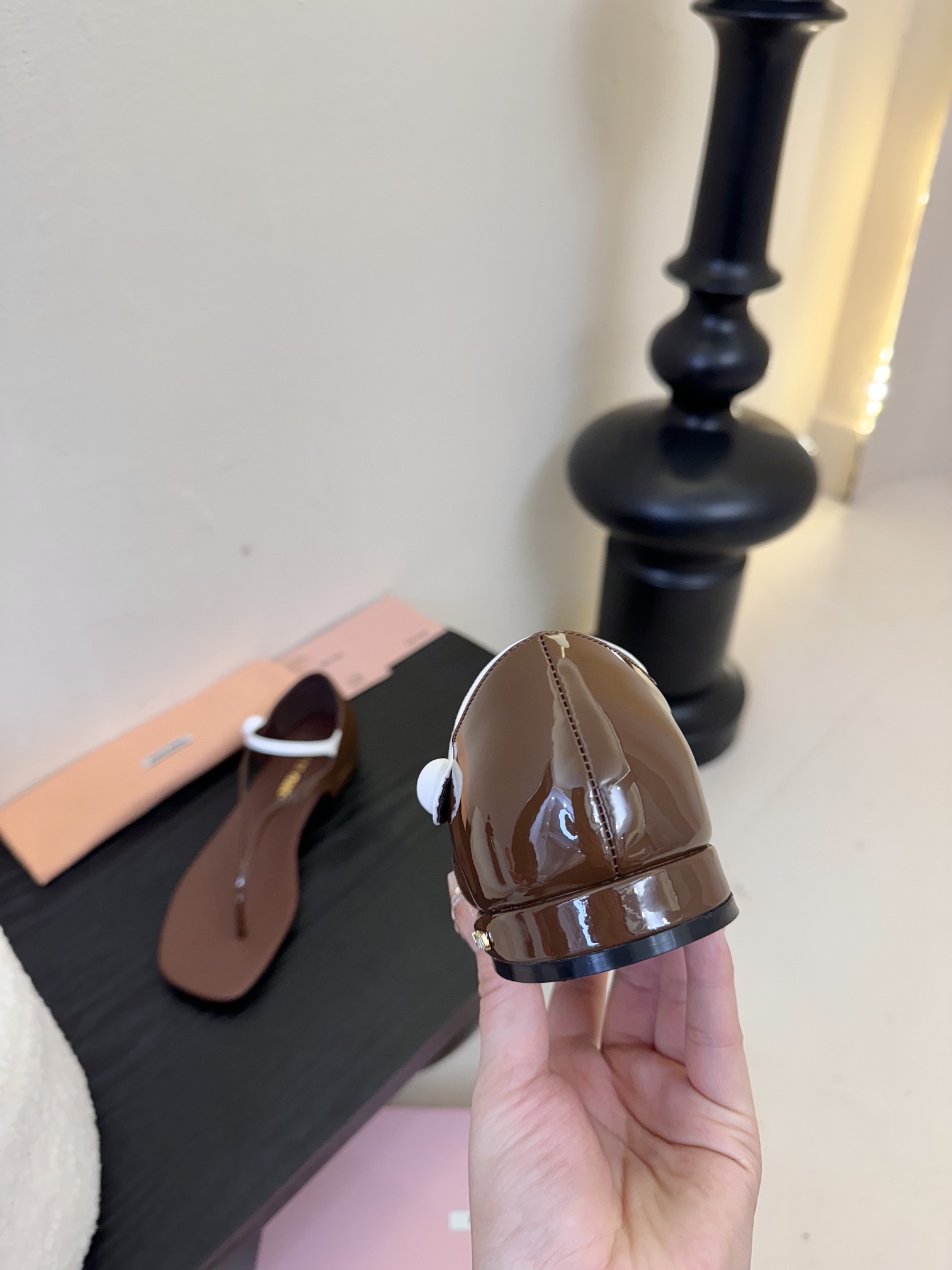 
Miu Mi* 25ss 春夏新款走秀MiuMiu 玛丽珍夹脚凉鞋

秀场工艺来自Miu Miu系列的