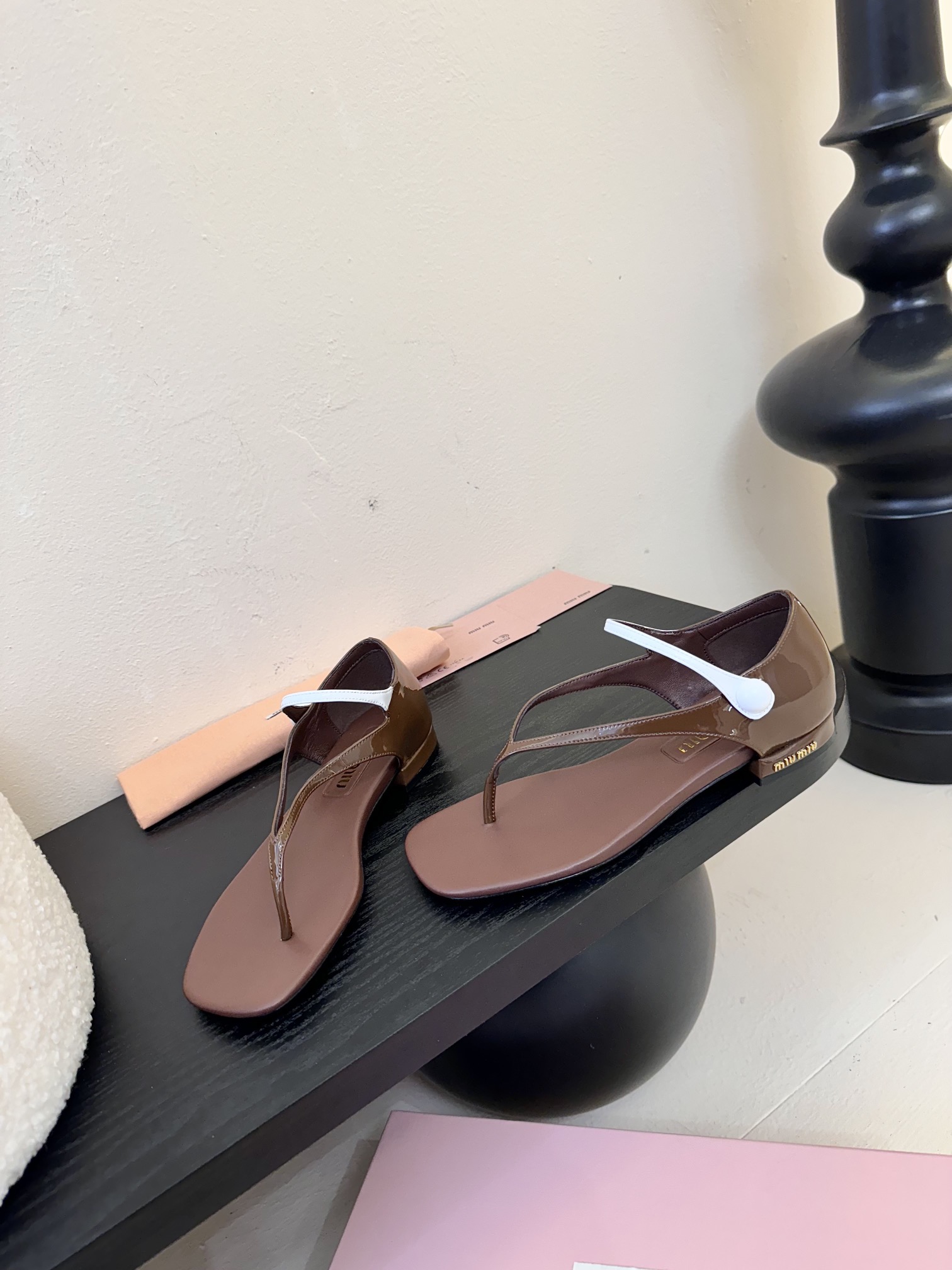 
Miu Mi* 25ss 春夏新款走秀MiuMiu 玛丽珍夹脚凉鞋

秀场工艺来自Miu Miu系列的