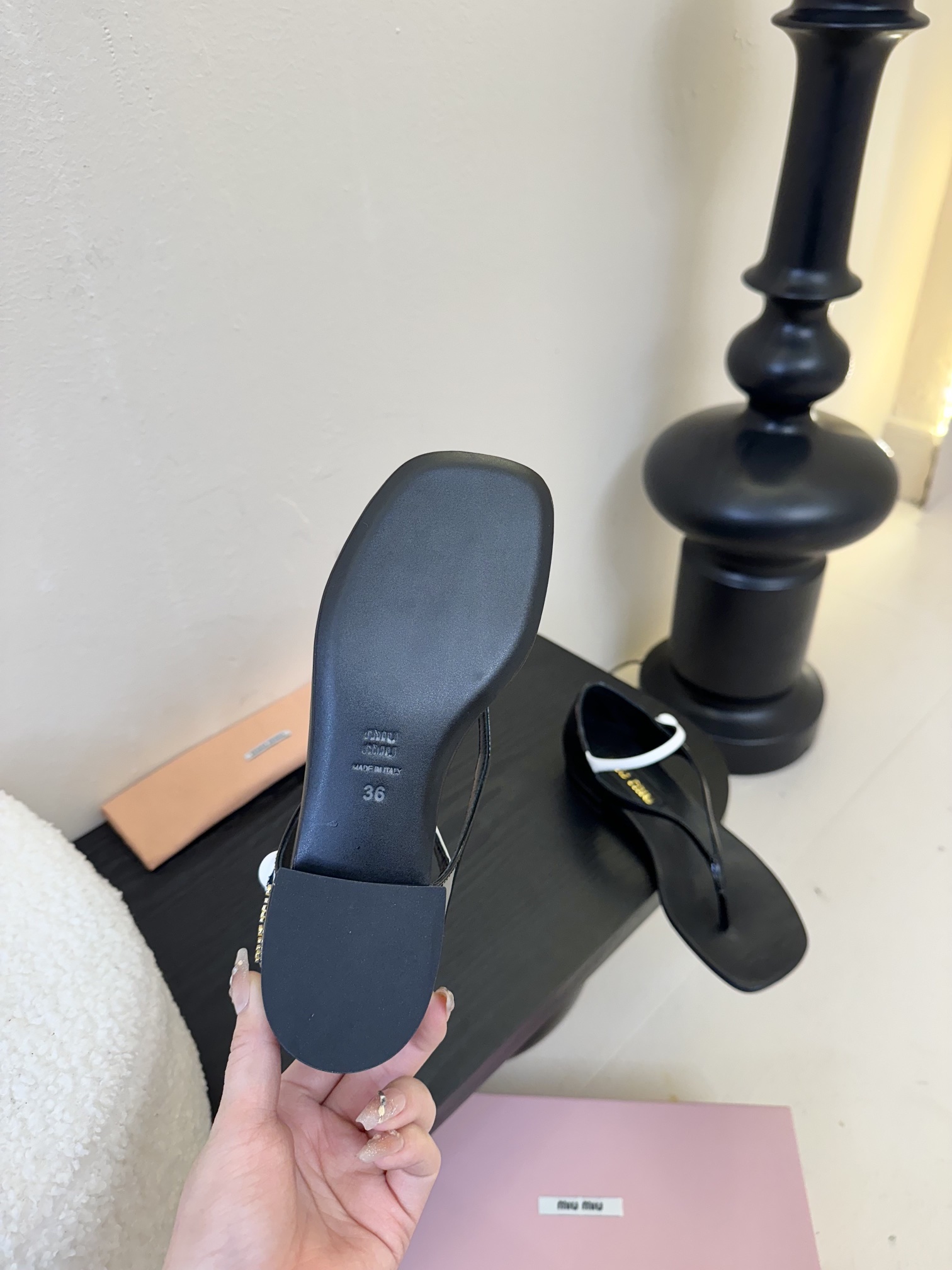 
Miu Mi* 25ss 春夏新款走秀MiuMiu 玛丽珍夹脚凉鞋

秀场工艺来自Miu Miu系列的
