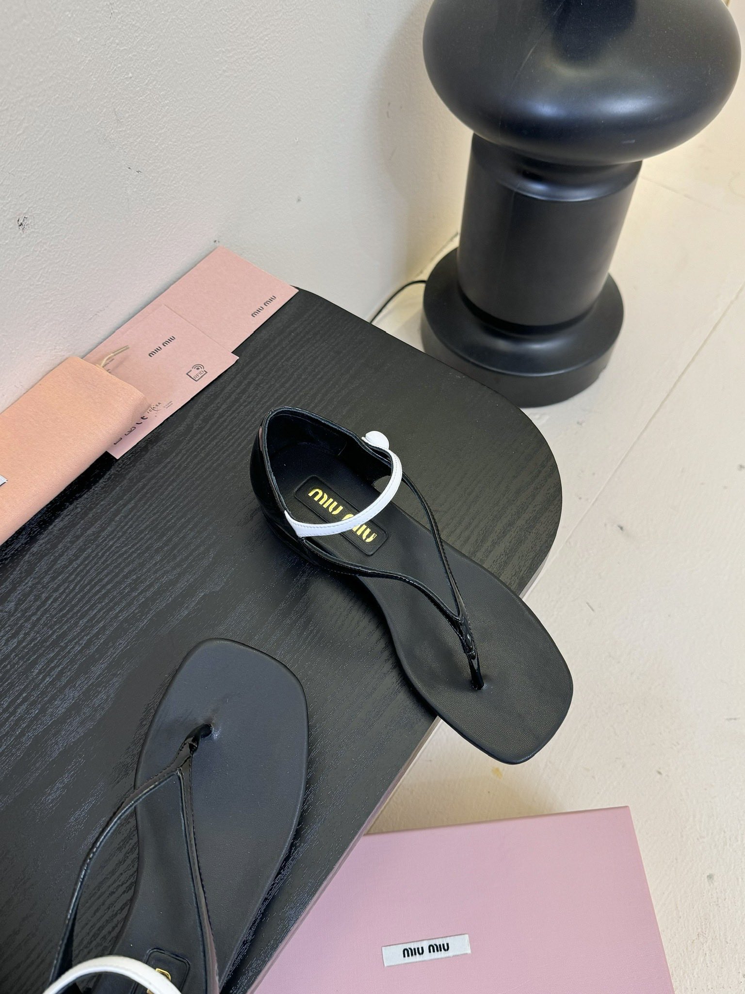 
Miu Mi* 25ss 春夏新款走秀MiuMiu 玛丽珍夹脚凉鞋

秀场工艺来自Miu Miu系列的