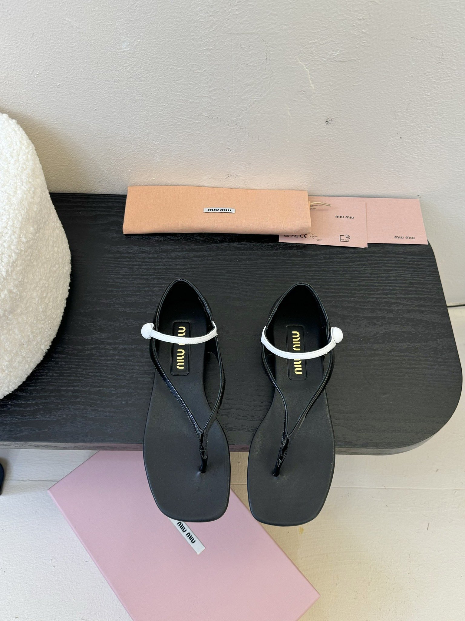 
Miu Mi* 25ss 春夏新款走秀MiuMiu 玛丽珍夹脚凉鞋

秀场工艺来自Miu Miu系列的