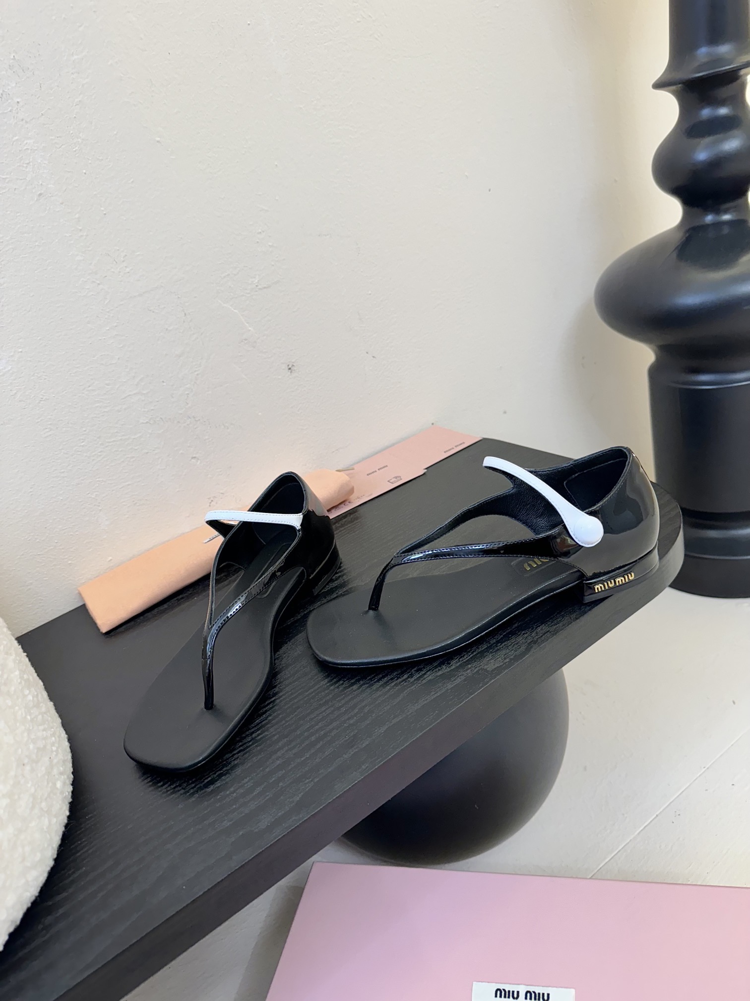 
Miu Mi* 25ss 春夏新款走秀MiuMiu 玛丽珍夹脚凉鞋

秀场工艺来自Miu Miu系列的