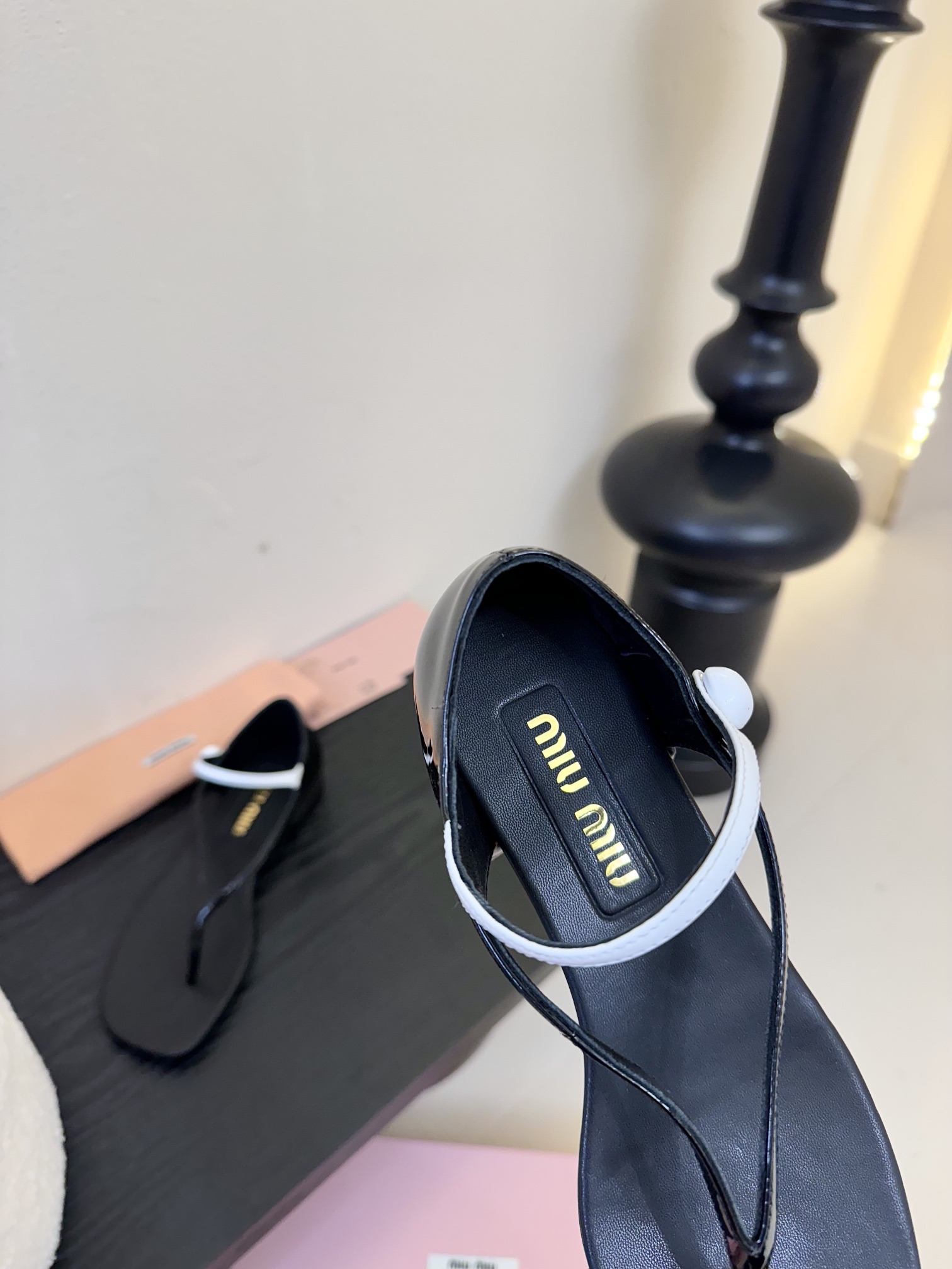 
Miu Mi* 25ss 春夏新款走秀MiuMiu 玛丽珍夹脚凉鞋

秀场工艺来自Miu Miu系列的