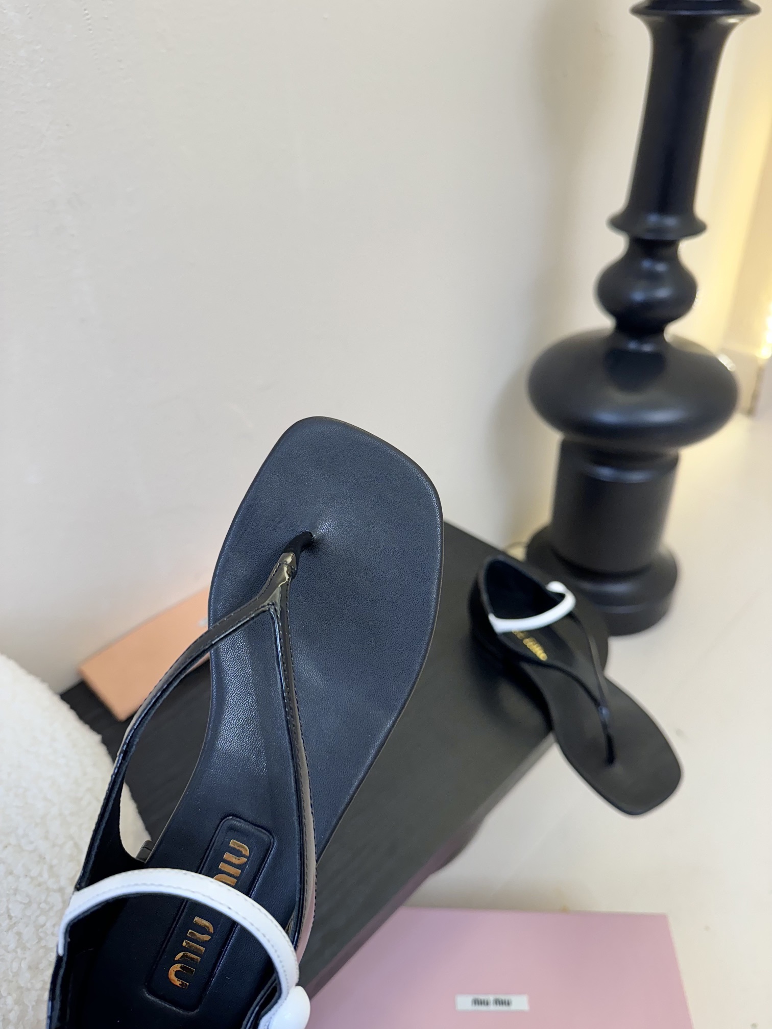 
Miu Mi* 25ss 春夏新款走秀MiuMiu 玛丽珍夹脚凉鞋

秀场工艺来自Miu Miu系列的