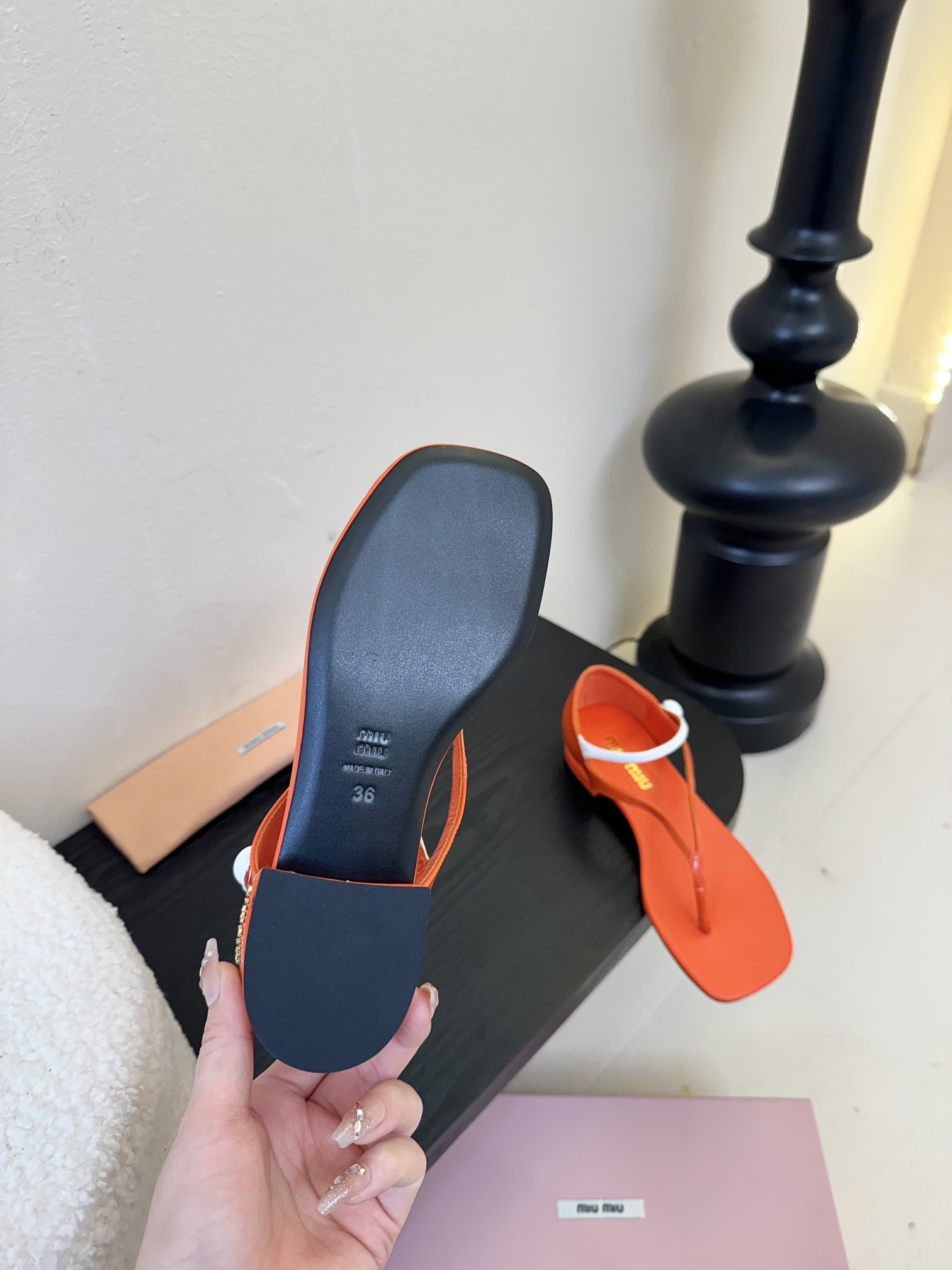 
Miu Mi* 25ss 春夏新款走秀MiuMiu 玛丽珍夹脚凉鞋

秀场工艺来自Miu Miu系列的