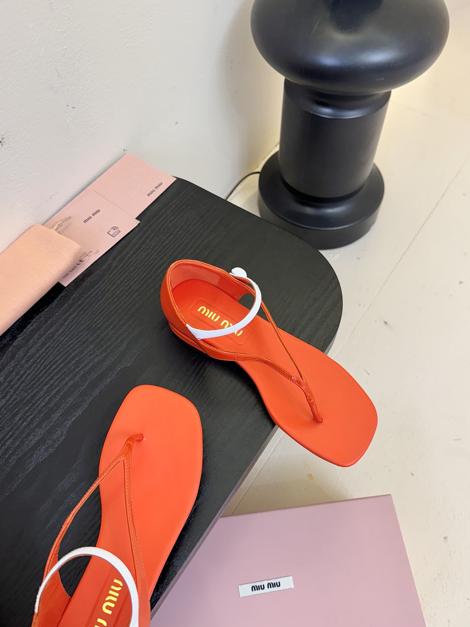 
Miu Mi* 25ss 春夏新款走秀MiuMiu 玛丽珍夹脚凉鞋

秀场工艺来自Miu Miu系列的