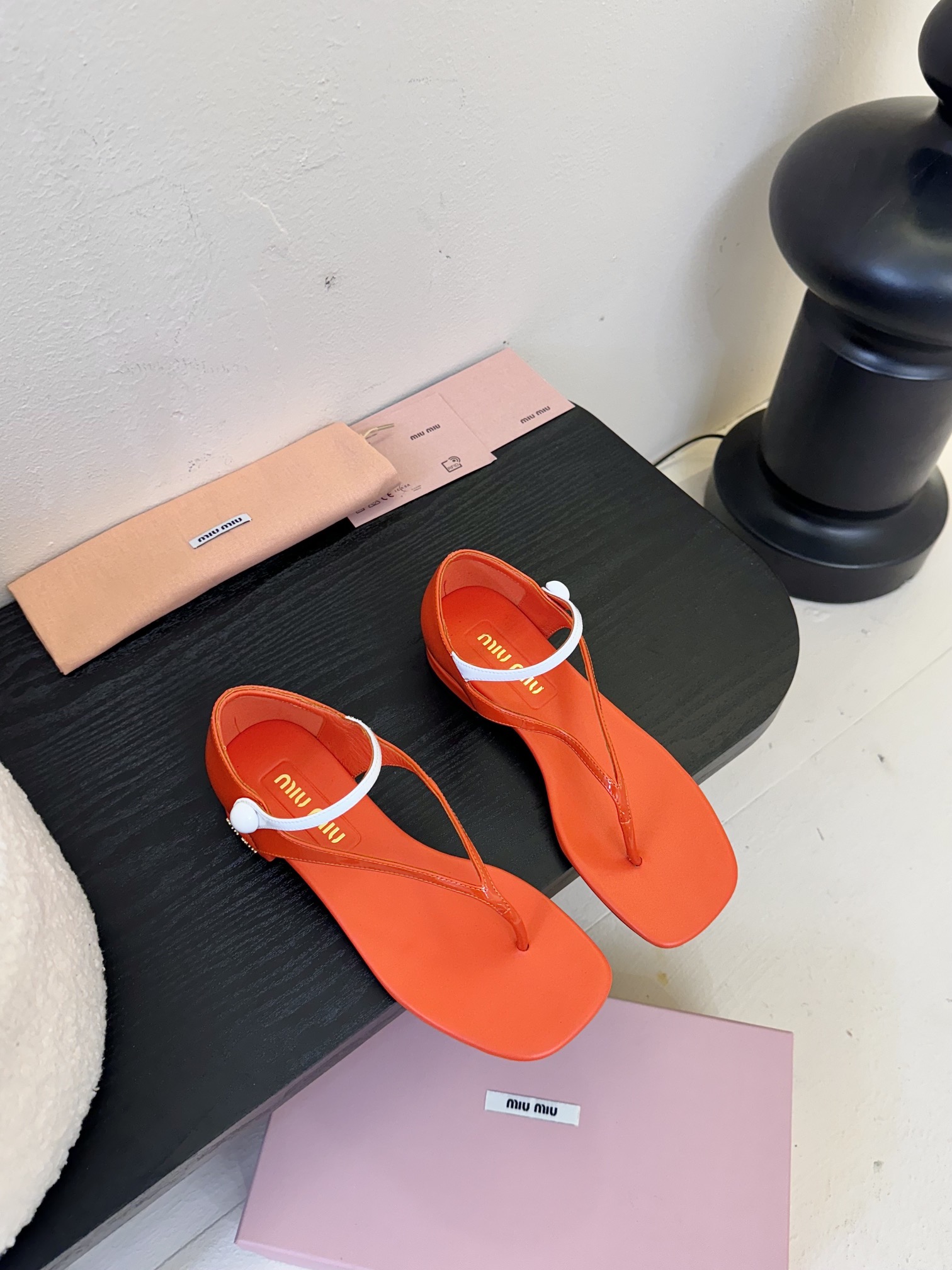 
Miu Mi* 25ss 春夏新款走秀MiuMiu 玛丽珍夹脚凉鞋

秀场工艺来自Miu Miu系列的