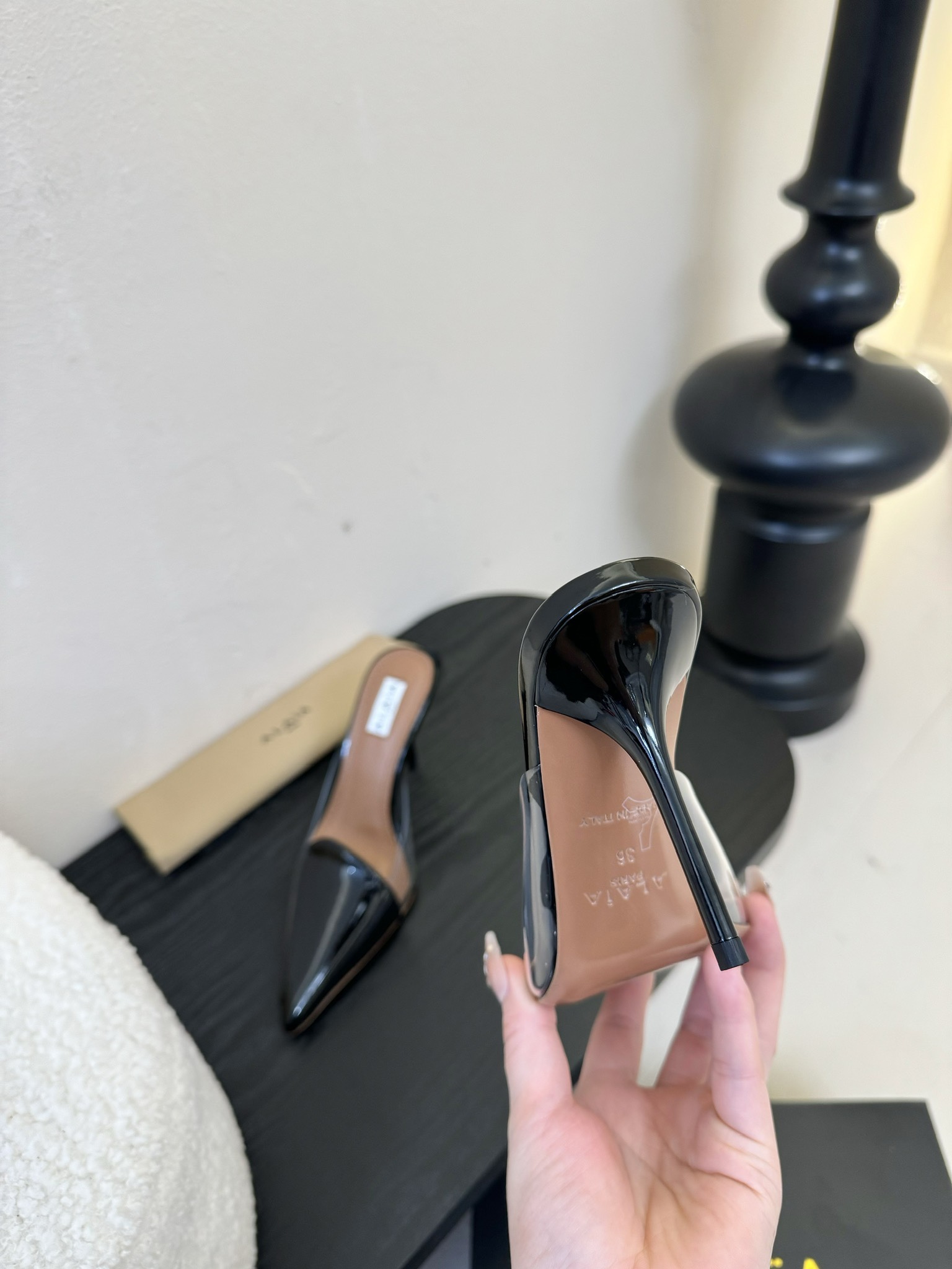 

 ALAIA 阿莱亚 25/ 春夏 high love 系列高跟鞋

心形图案搭配光泽感漆面小牛皮，