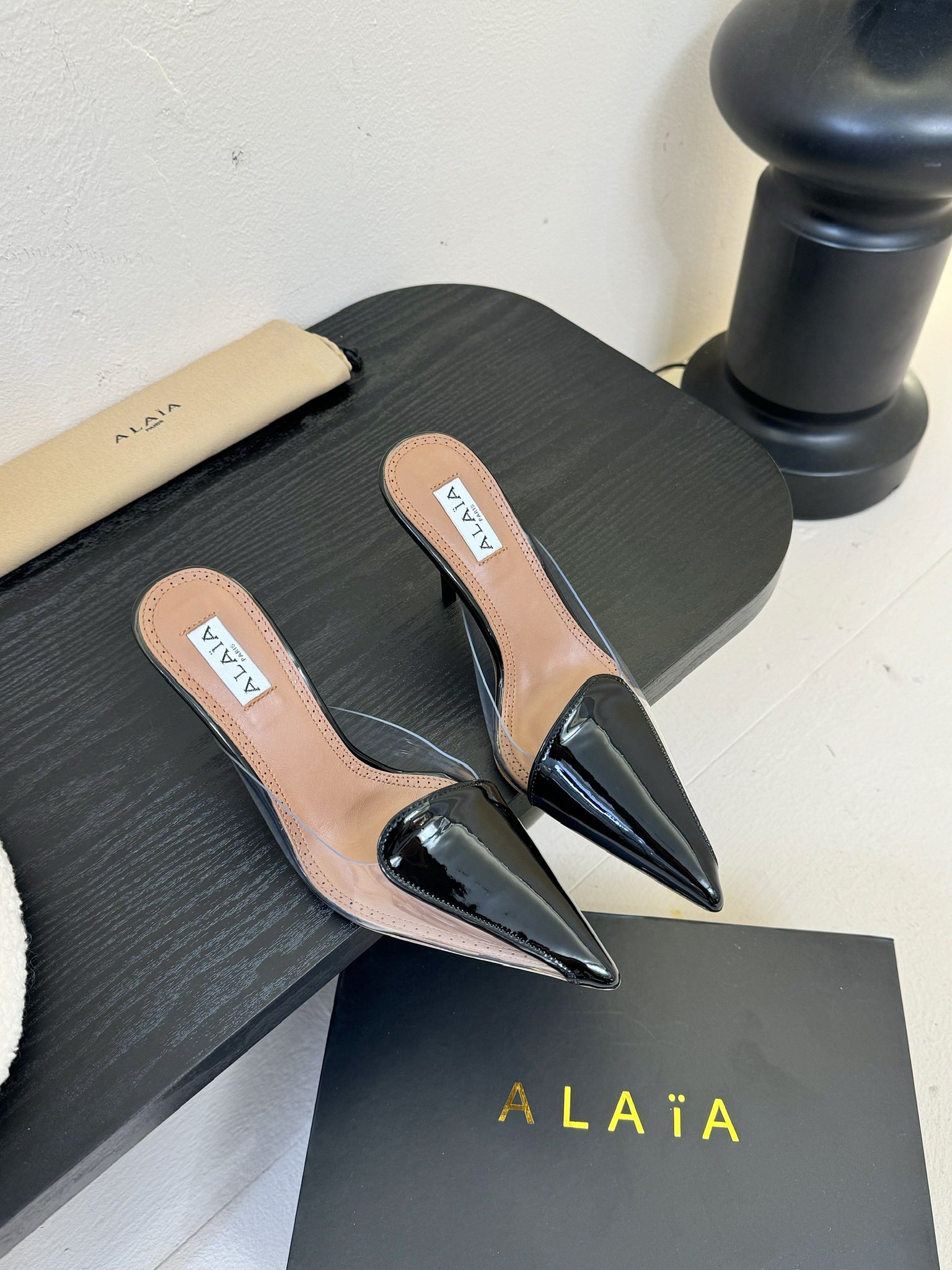 

 ALAIA 阿莱亚 25/ 春夏 high love 系列高跟鞋

心形图案搭配光泽感漆面小牛皮，
