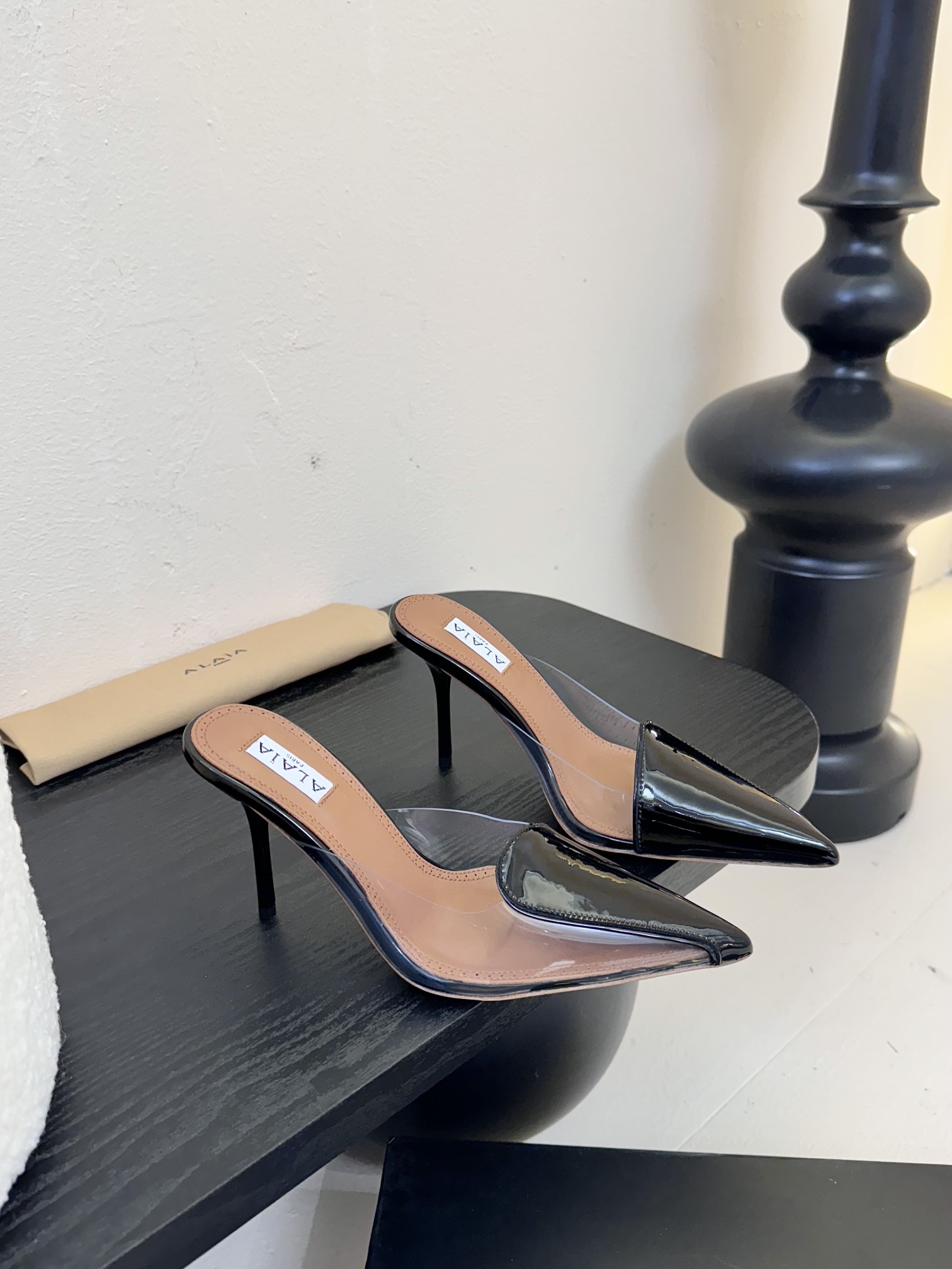 

 ALAIA 阿莱亚 25/ 春夏 high love 系列高跟鞋

心形图案搭配光泽感漆面小牛皮，