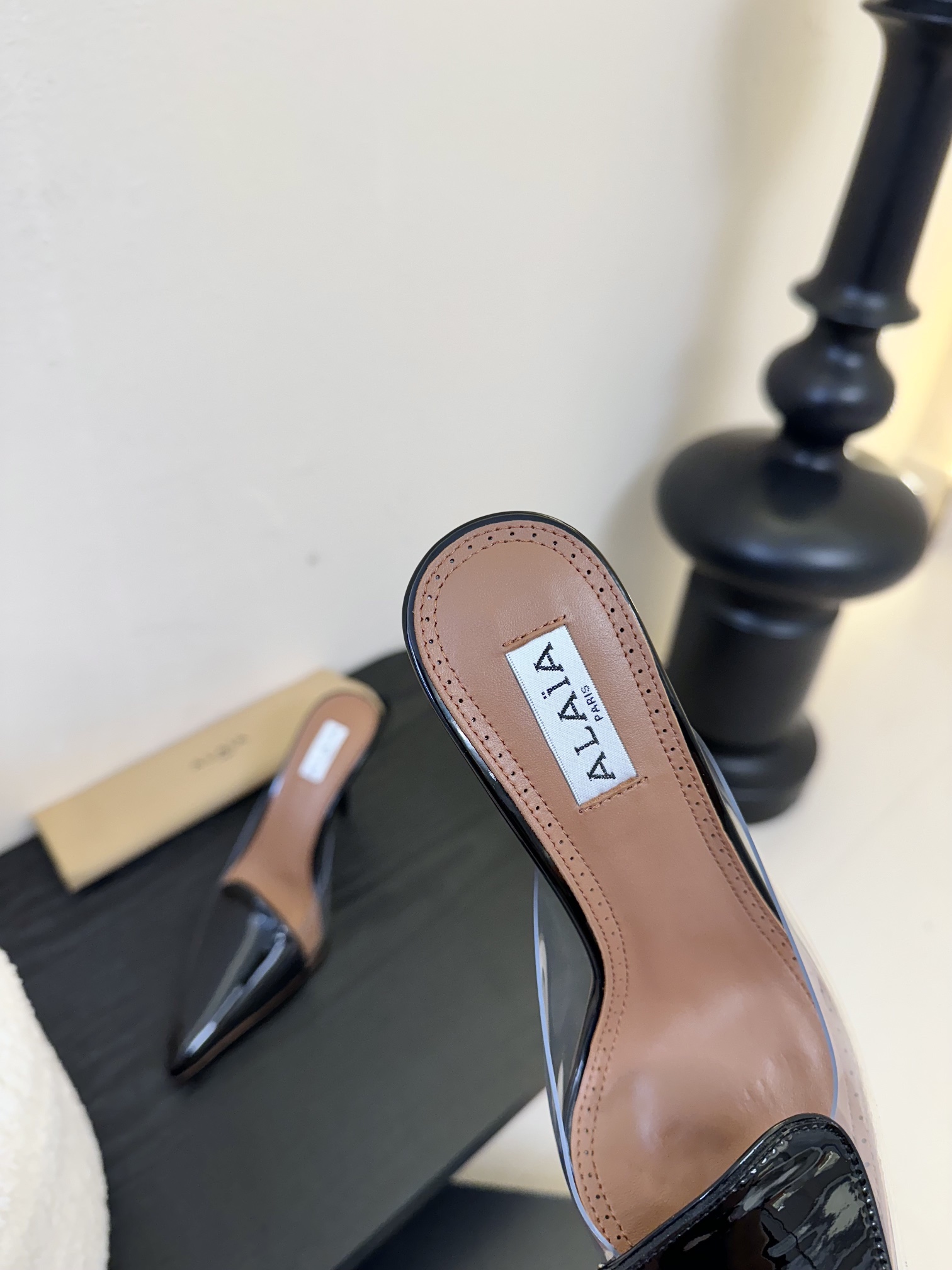 

 ALAIA 阿莱亚 25/ 春夏 high love 系列高跟鞋

心形图案搭配光泽感漆面小牛皮，
