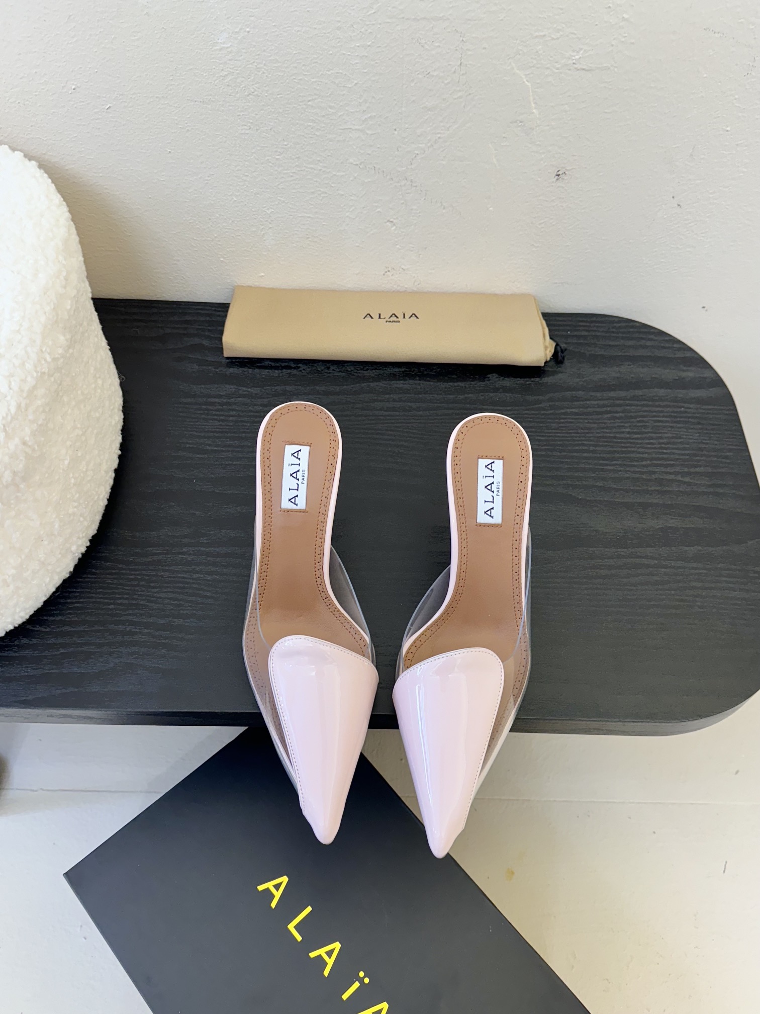 

 ALAIA 阿莱亚 25/ 春夏 high love 系列高跟鞋

心形图案搭配光泽感漆面小牛皮，