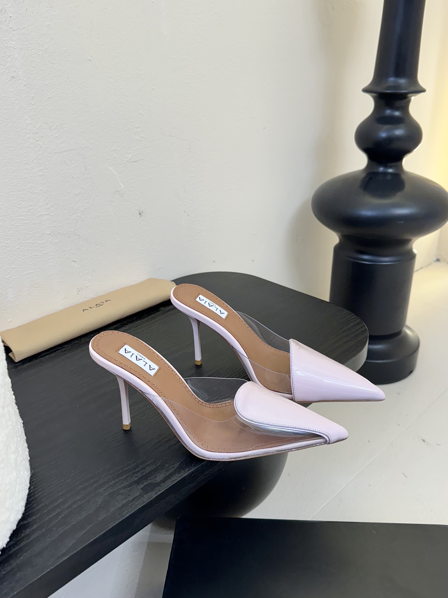 

 ALAIA 阿莱亚 25/ 春夏 high love 系列高跟鞋

心形图案搭配光泽感漆面小牛皮，